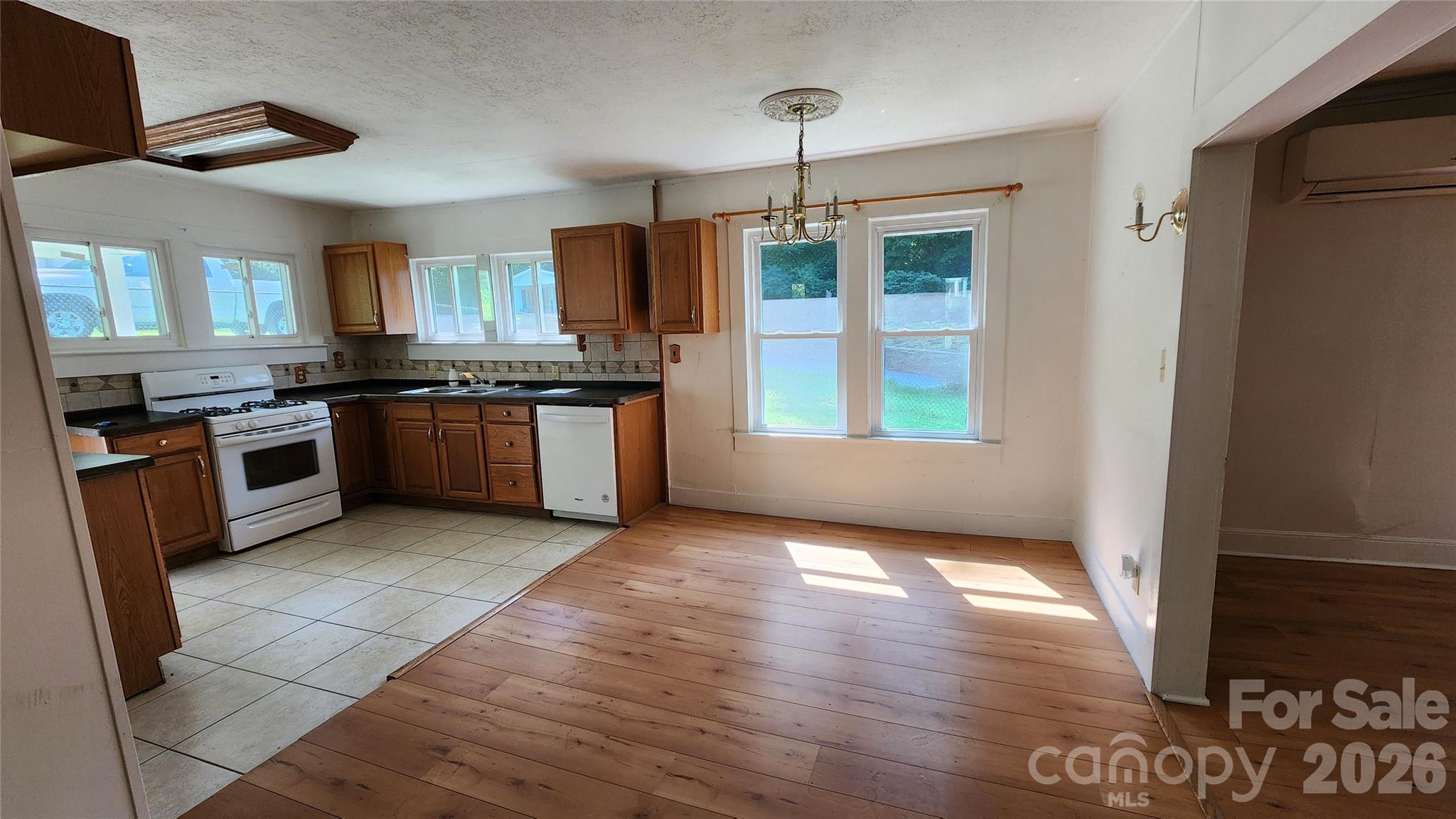 844 Connahetta Street Property Photo 8