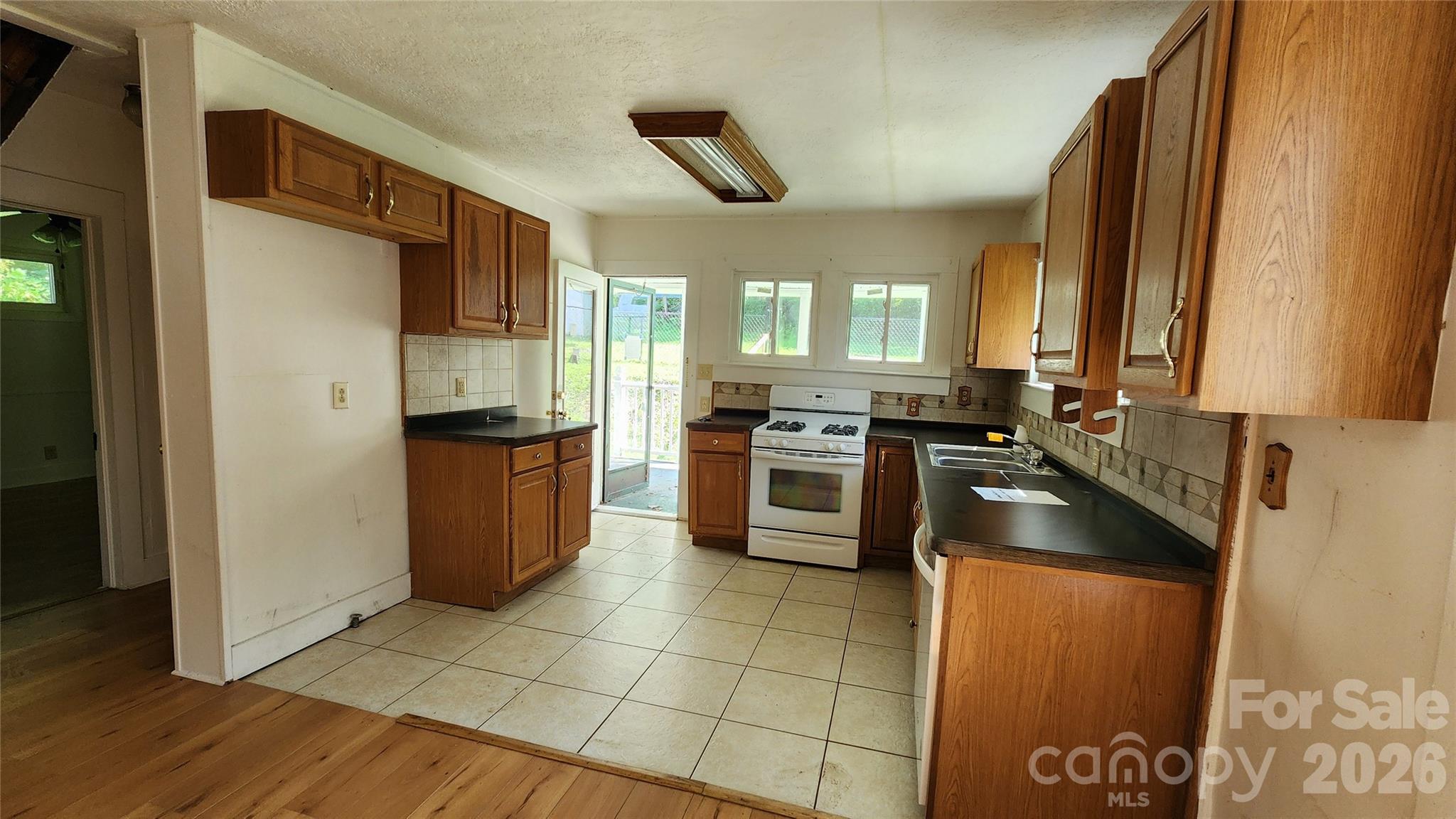844 Connahetta Street Property Photo 9