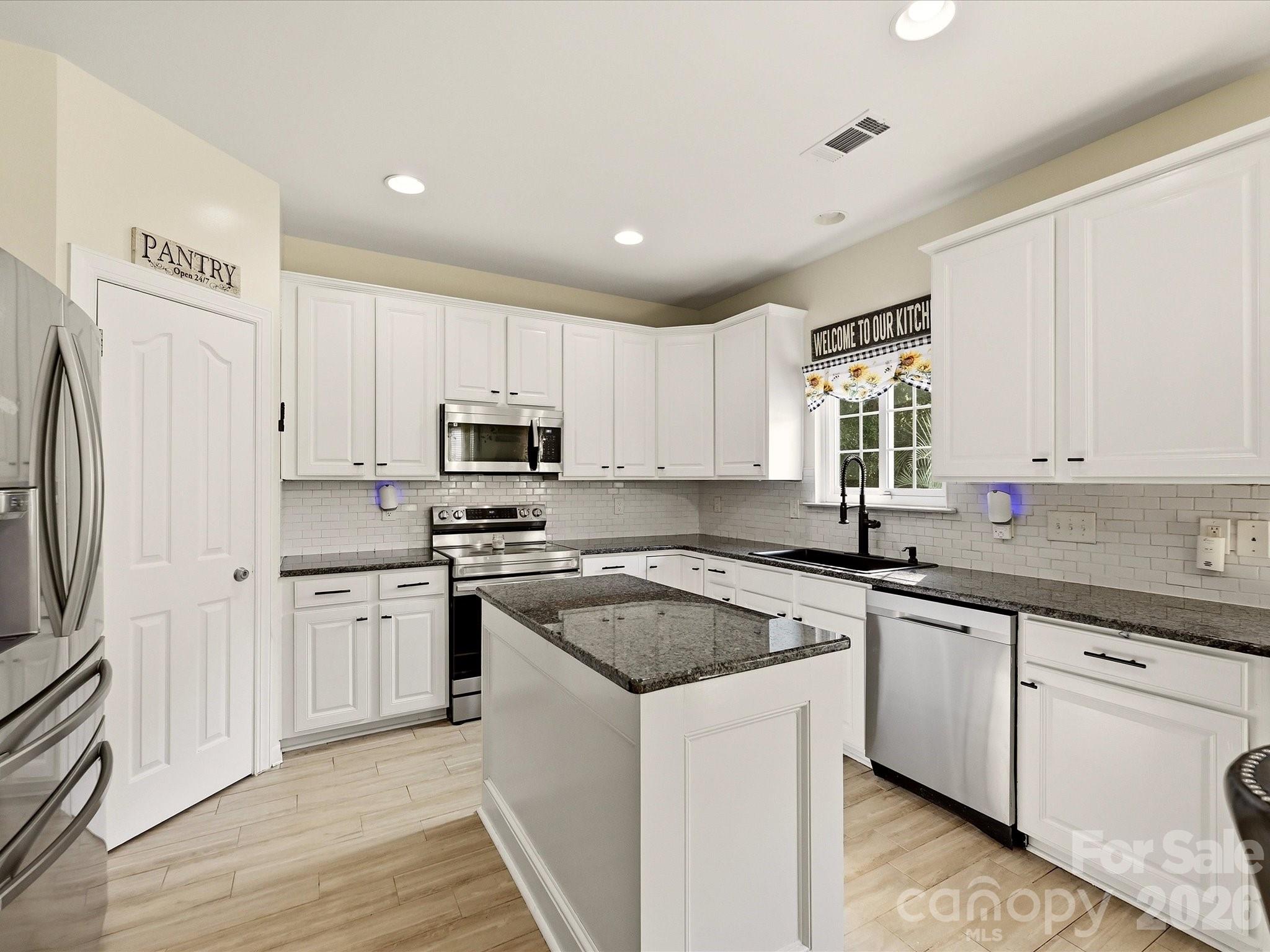 2400 Sierra Chase Drive Property Photo 9