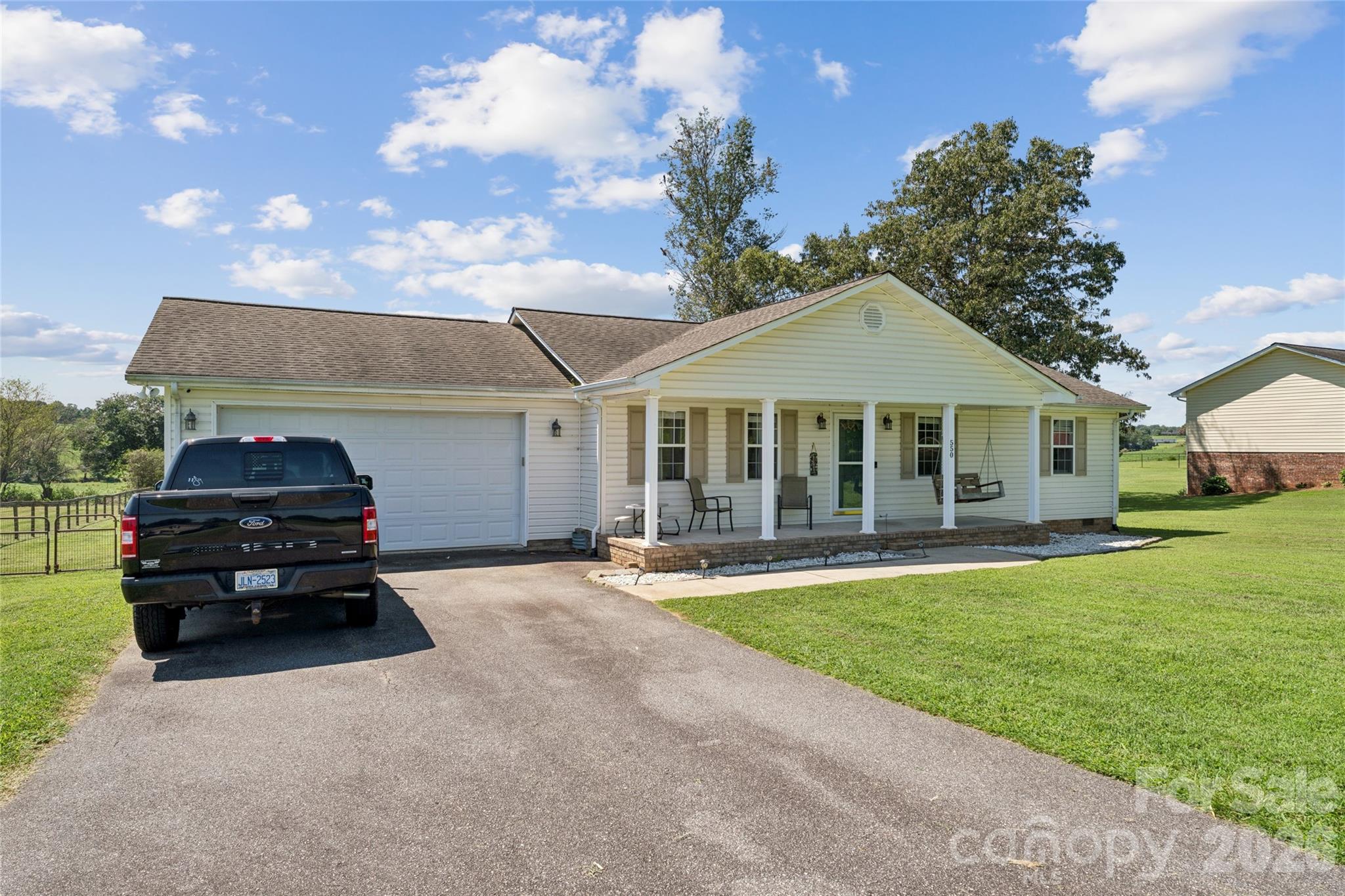550 Stable Brook Lane Property Photo 3