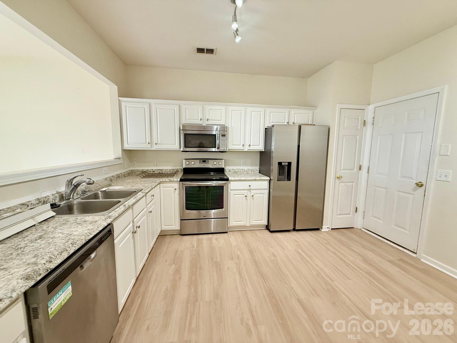 10212 Garmoyle Street Property Photo 4