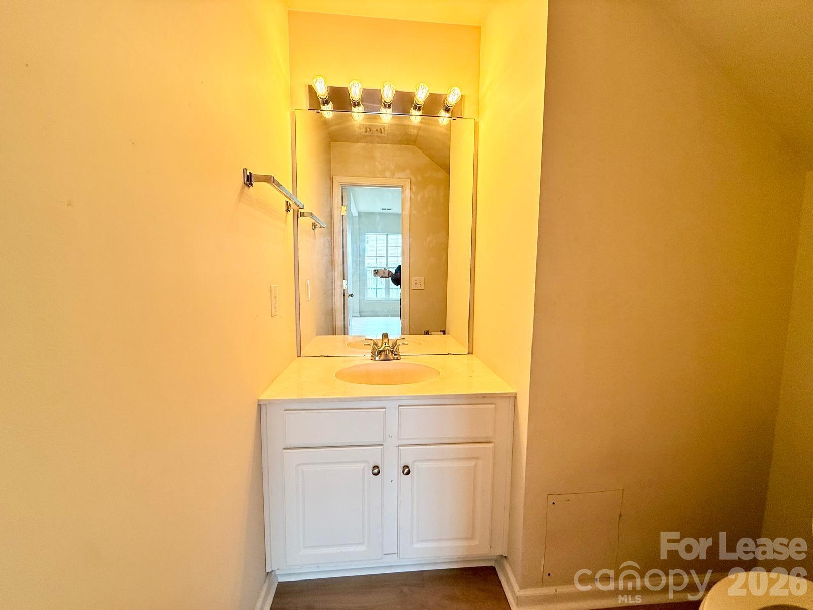 10212 Garmoyle Street Property Photo 8