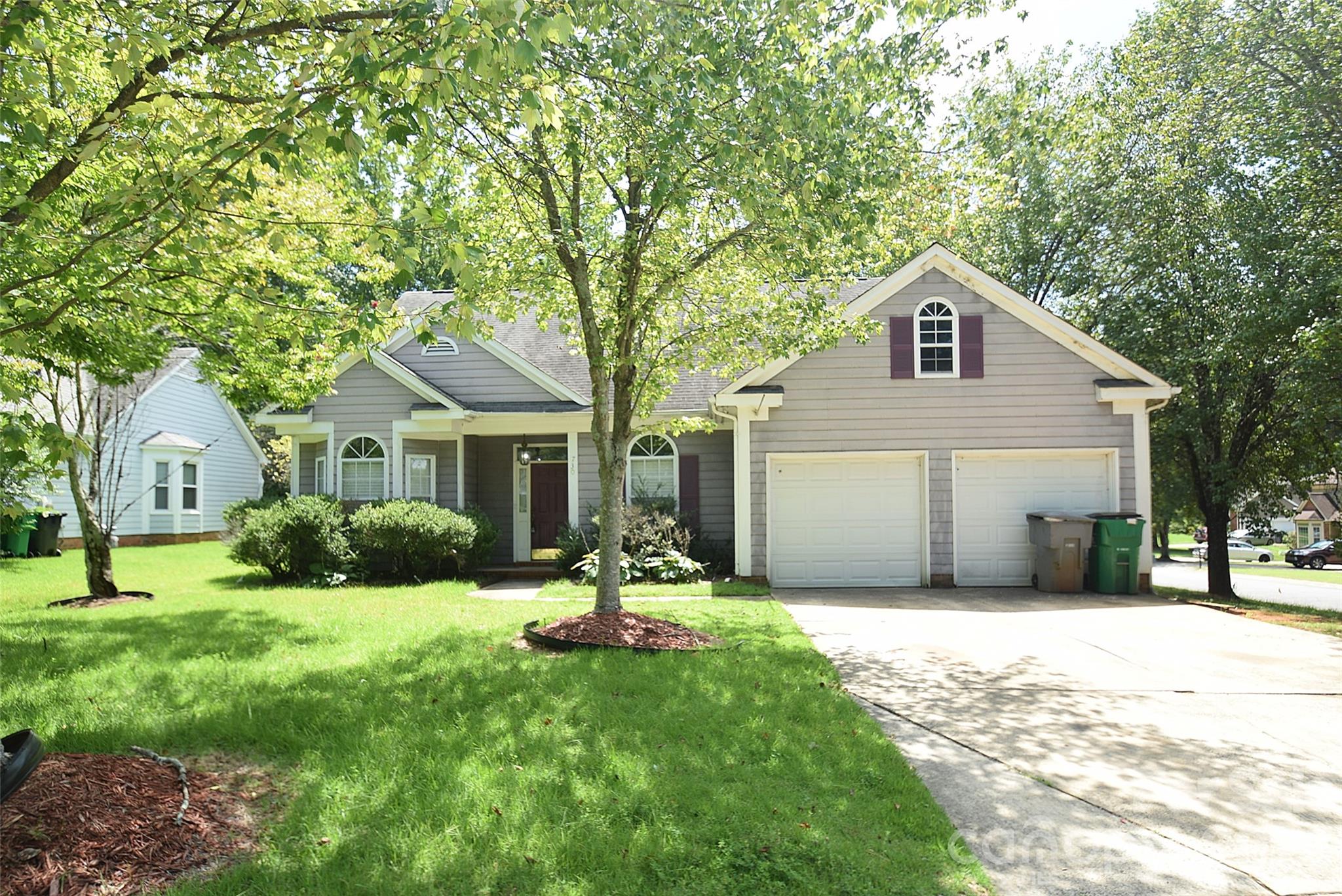 730 Oakbluff Circle Property Photo 2
