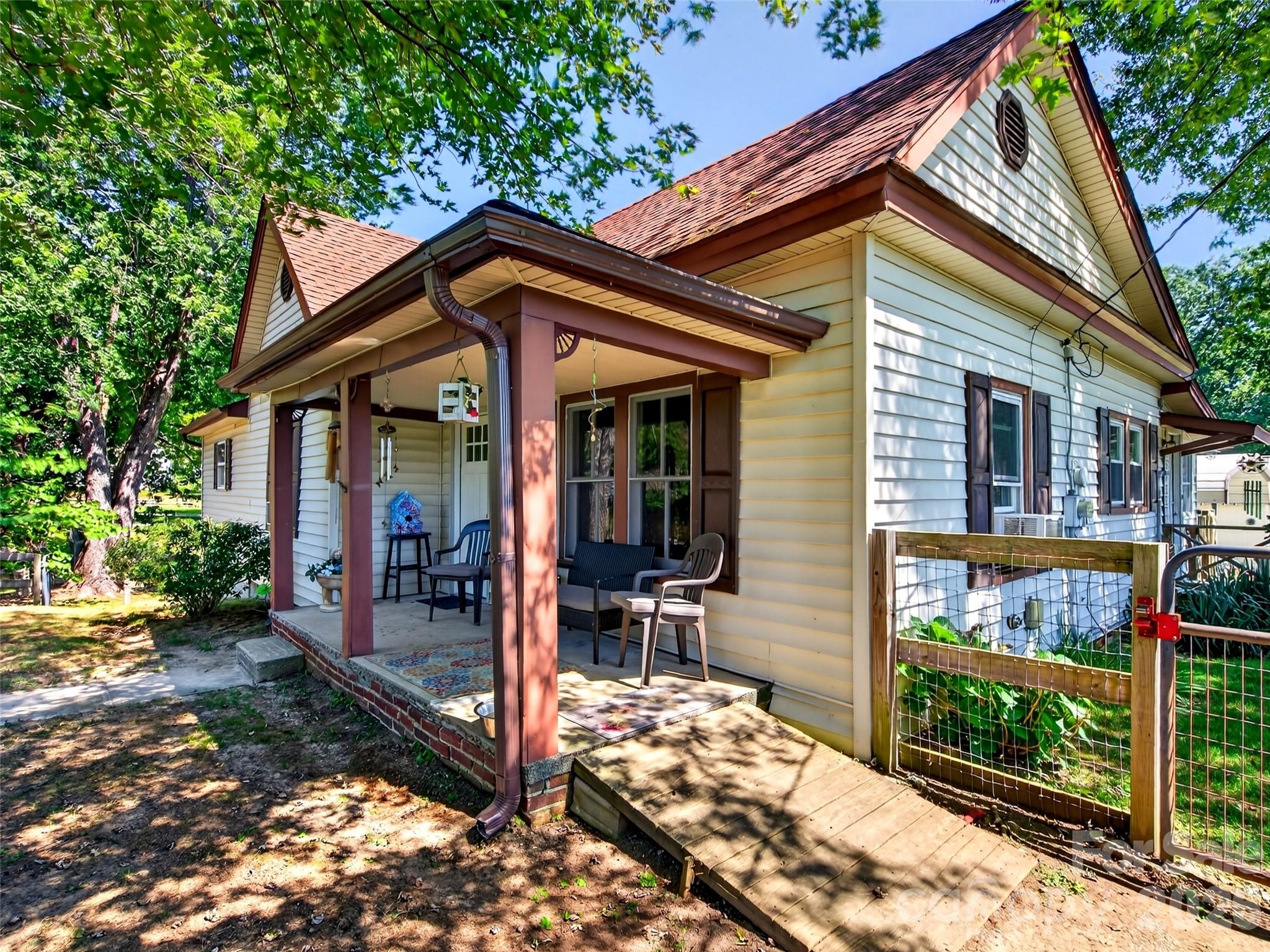 110 E Price Street Property Photo 3
