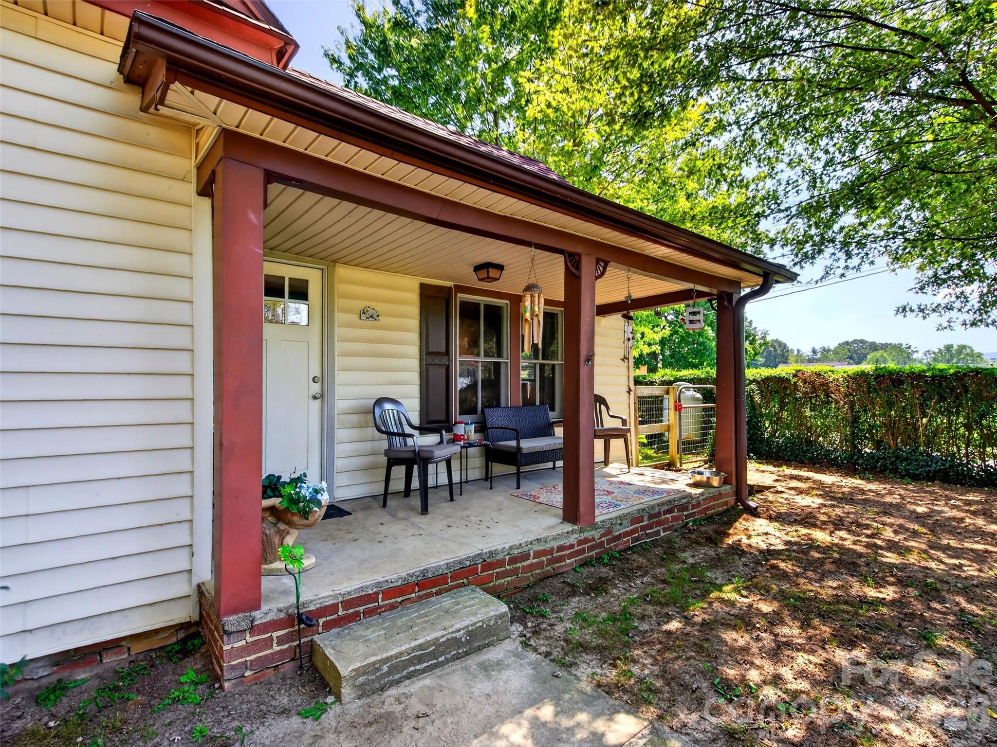 110 E Price Street Property Photo 4