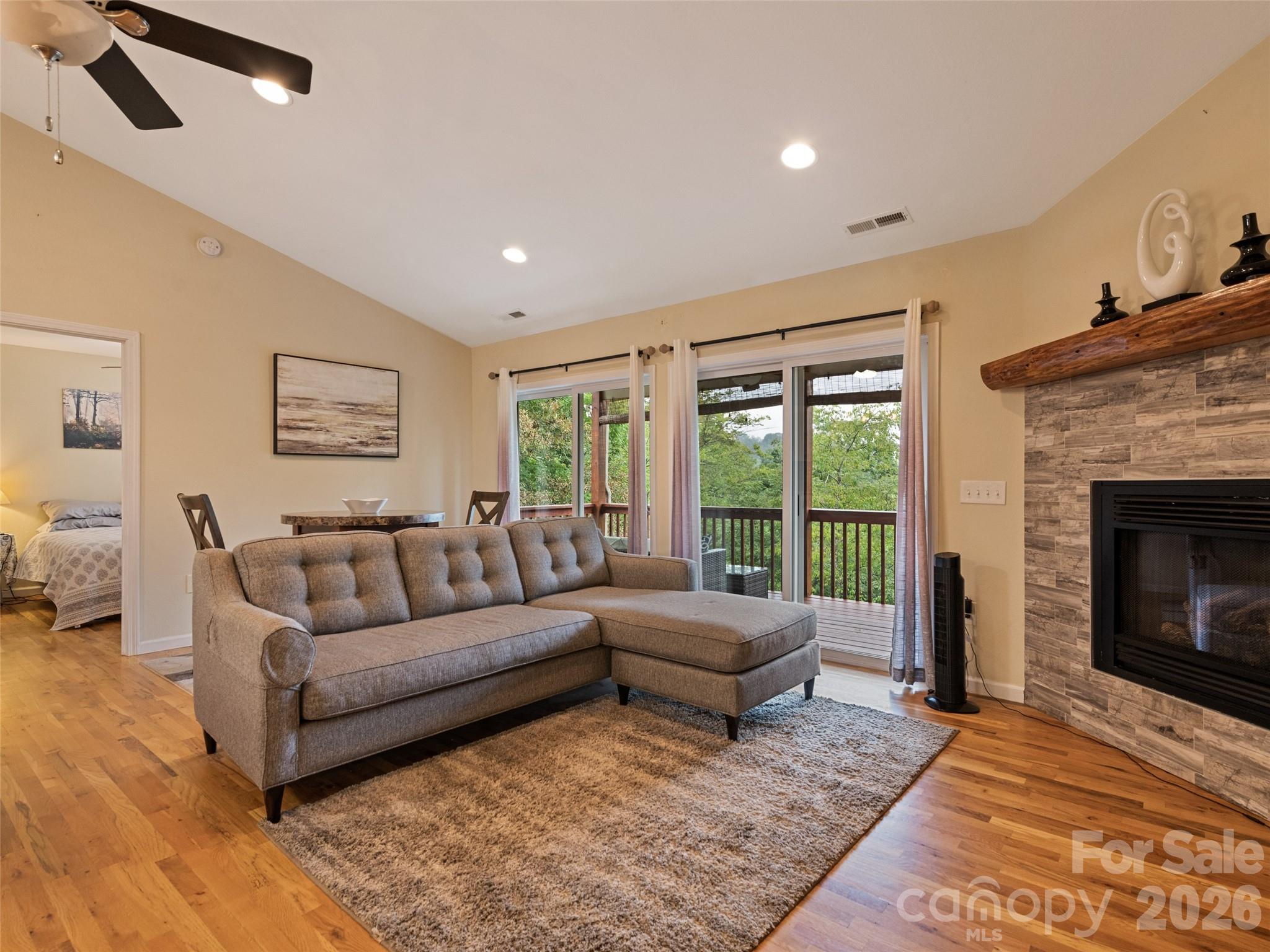 404 Loop Road Property Photo 3