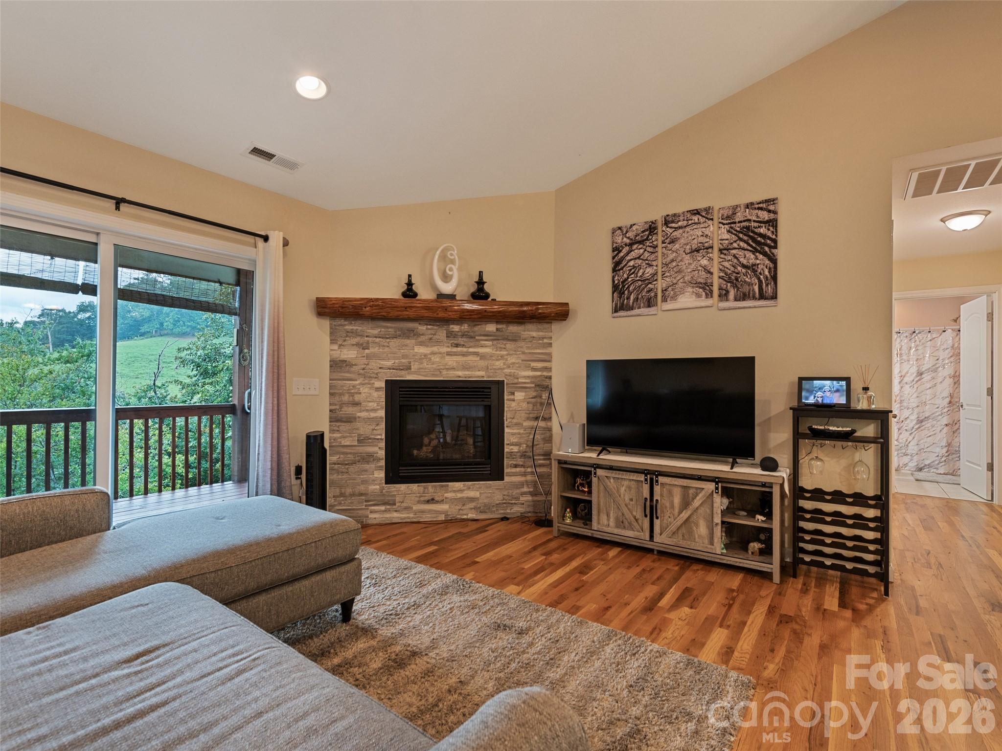 404 Loop Road Property Photo 4