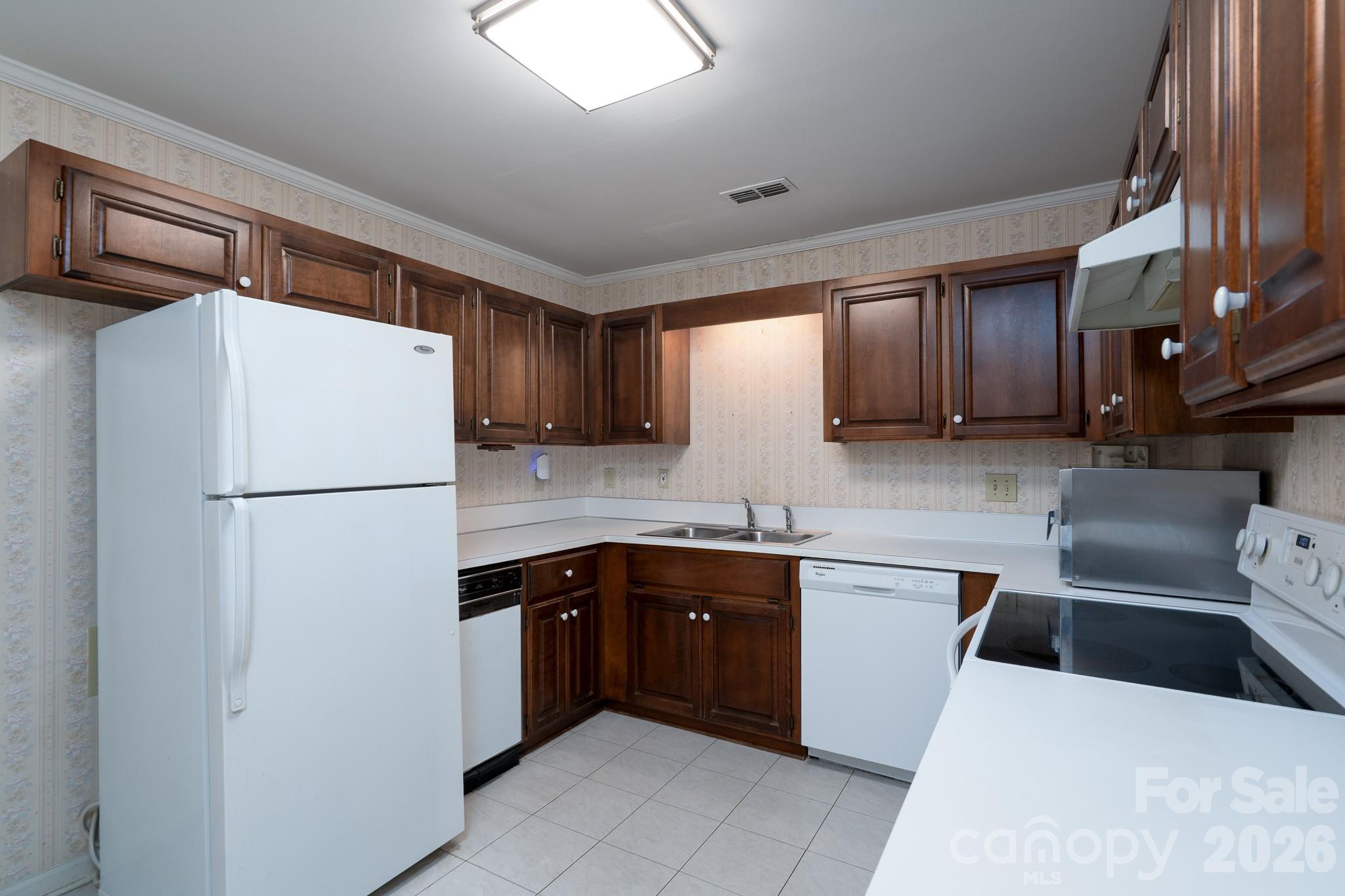 566 Camrose Circle Property Photo 6