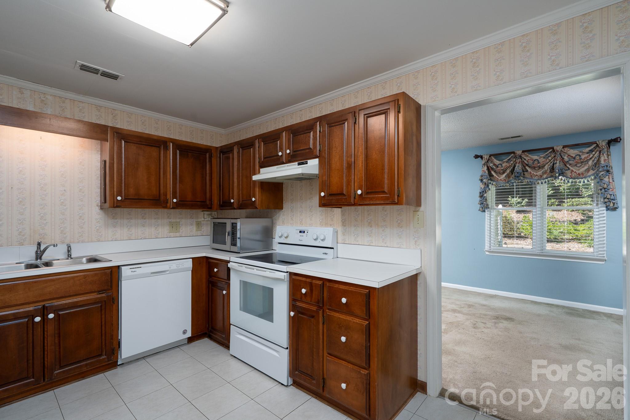 566 Camrose Circle Property Photo 7