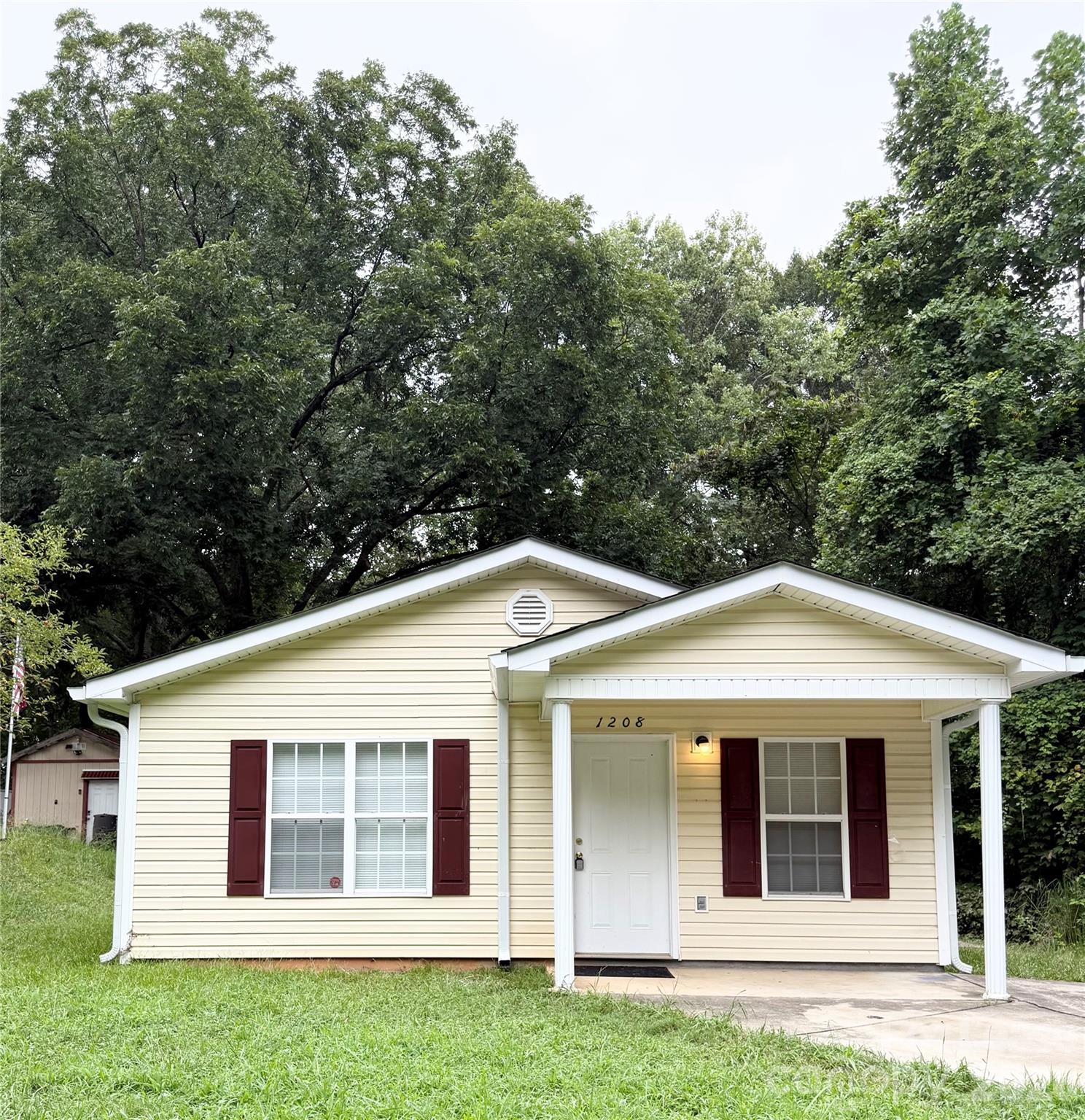 1208 W Walnut Avenue Property Photo 1