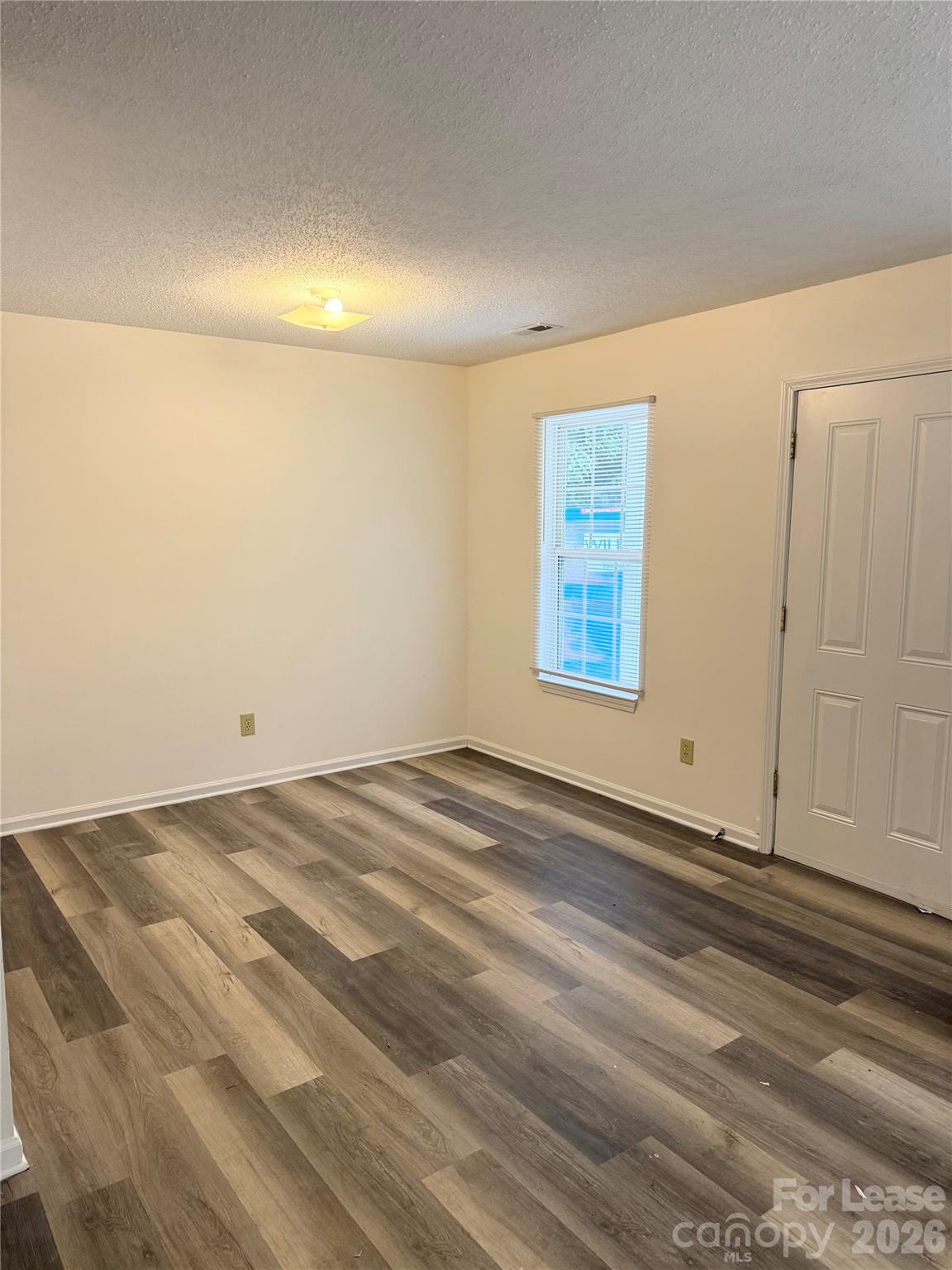 1208 W Walnut Avenue Property Photo 4