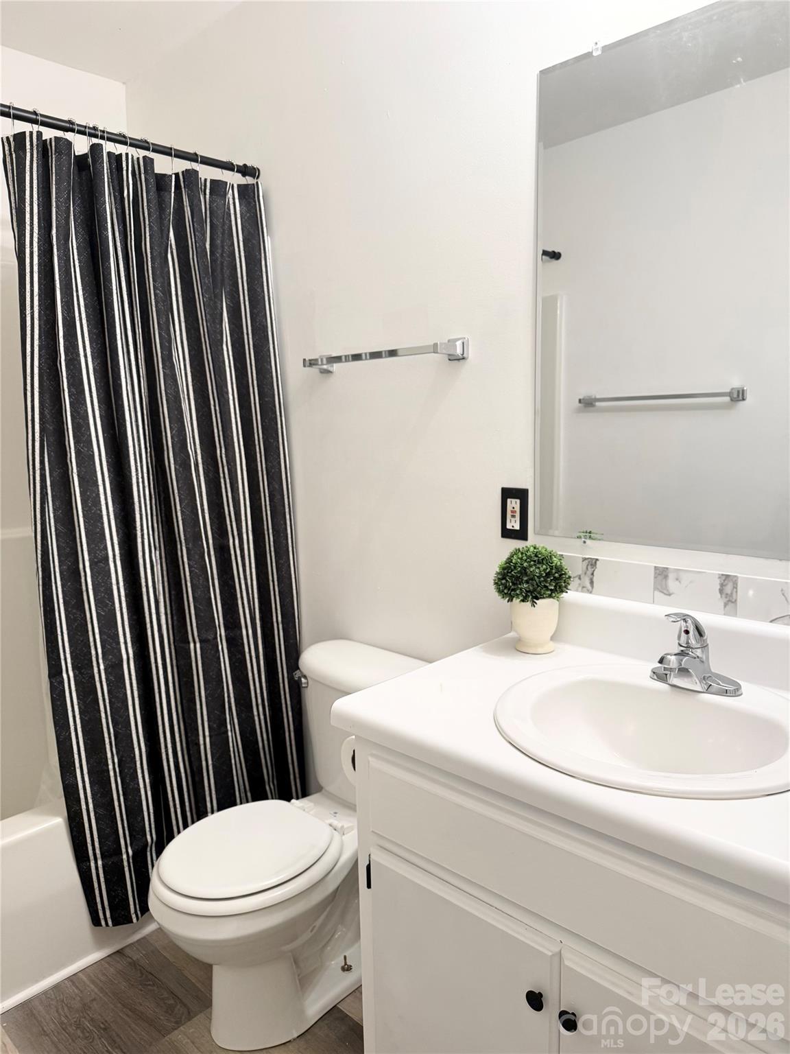 1208 W Walnut Avenue Property Photo 9