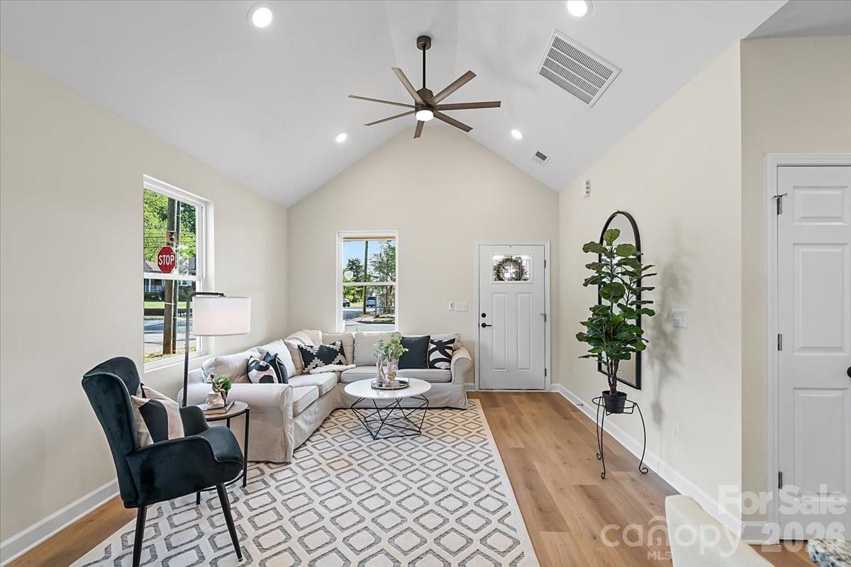 1102 W Horah Street Property Photo 6