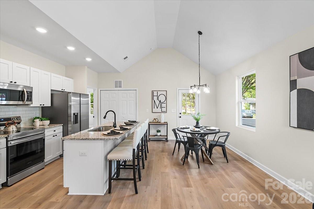 1102 W Horah Street Property Photo 12