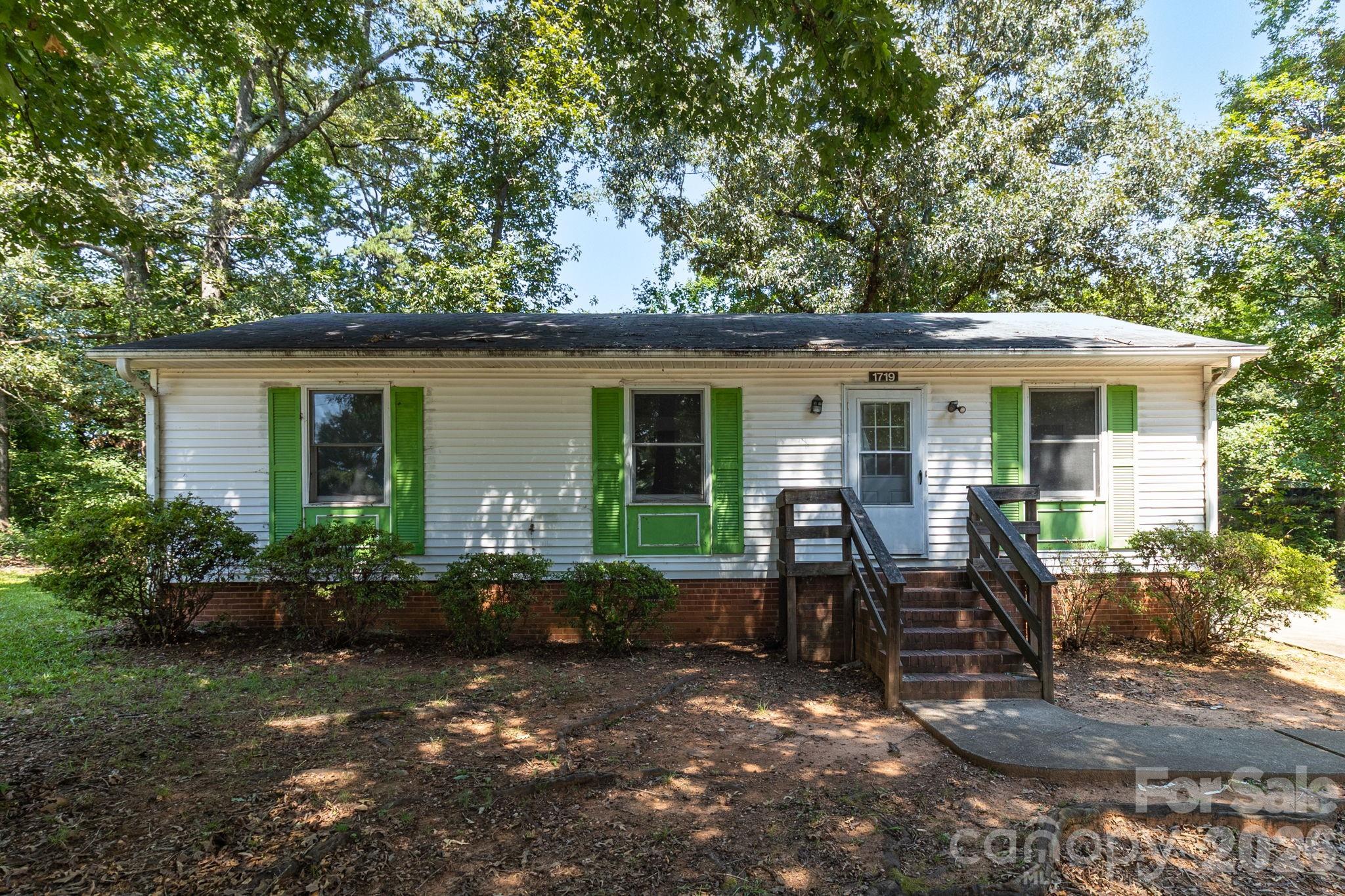 1719 Oneka Avenue Property Photo 1