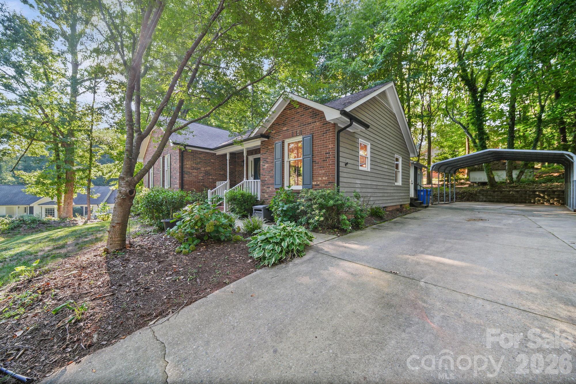 821 Deer Path Place Property Photo 6