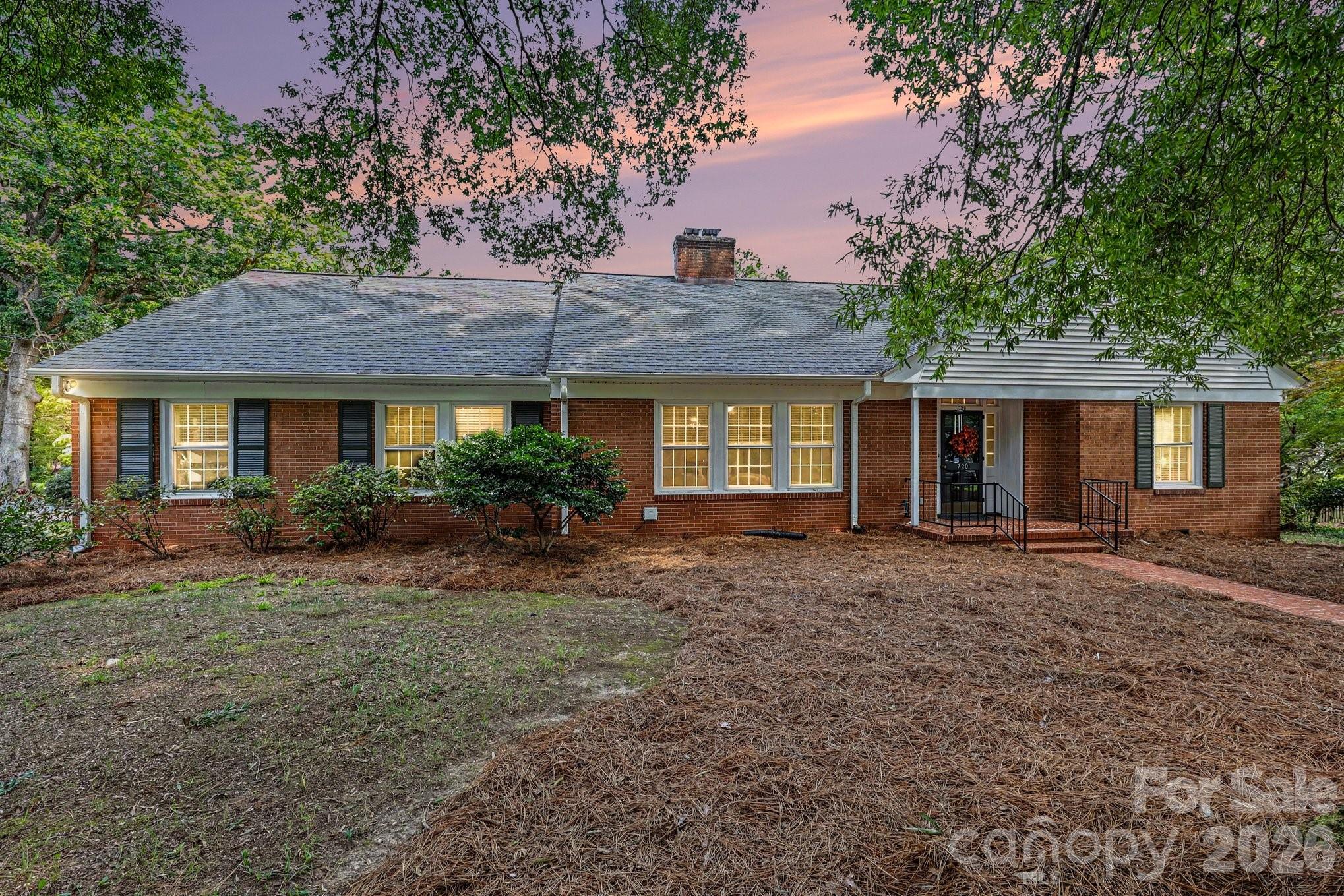 720 Oakmont Drive Property Photo 1