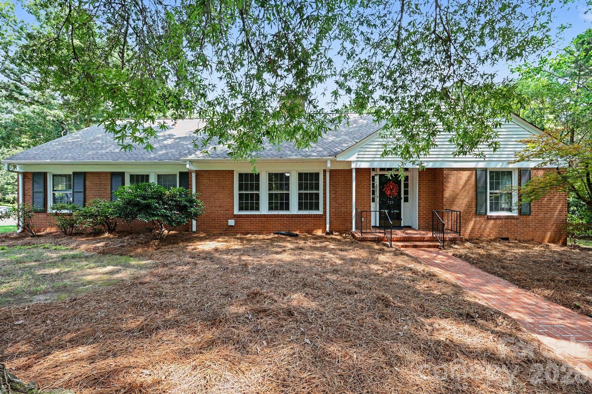 720 Oakmont Drive Property Photo 3