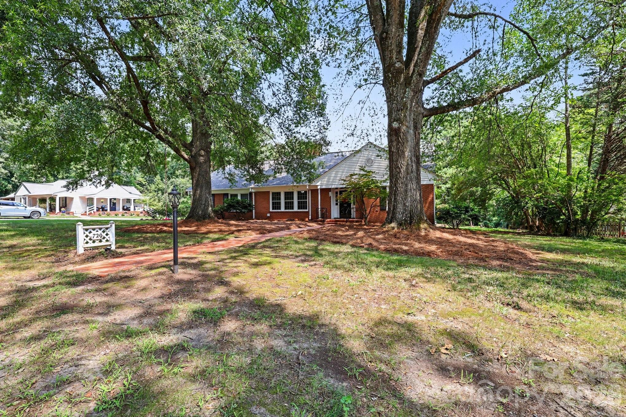 720 Oakmont Drive Property Photo 4