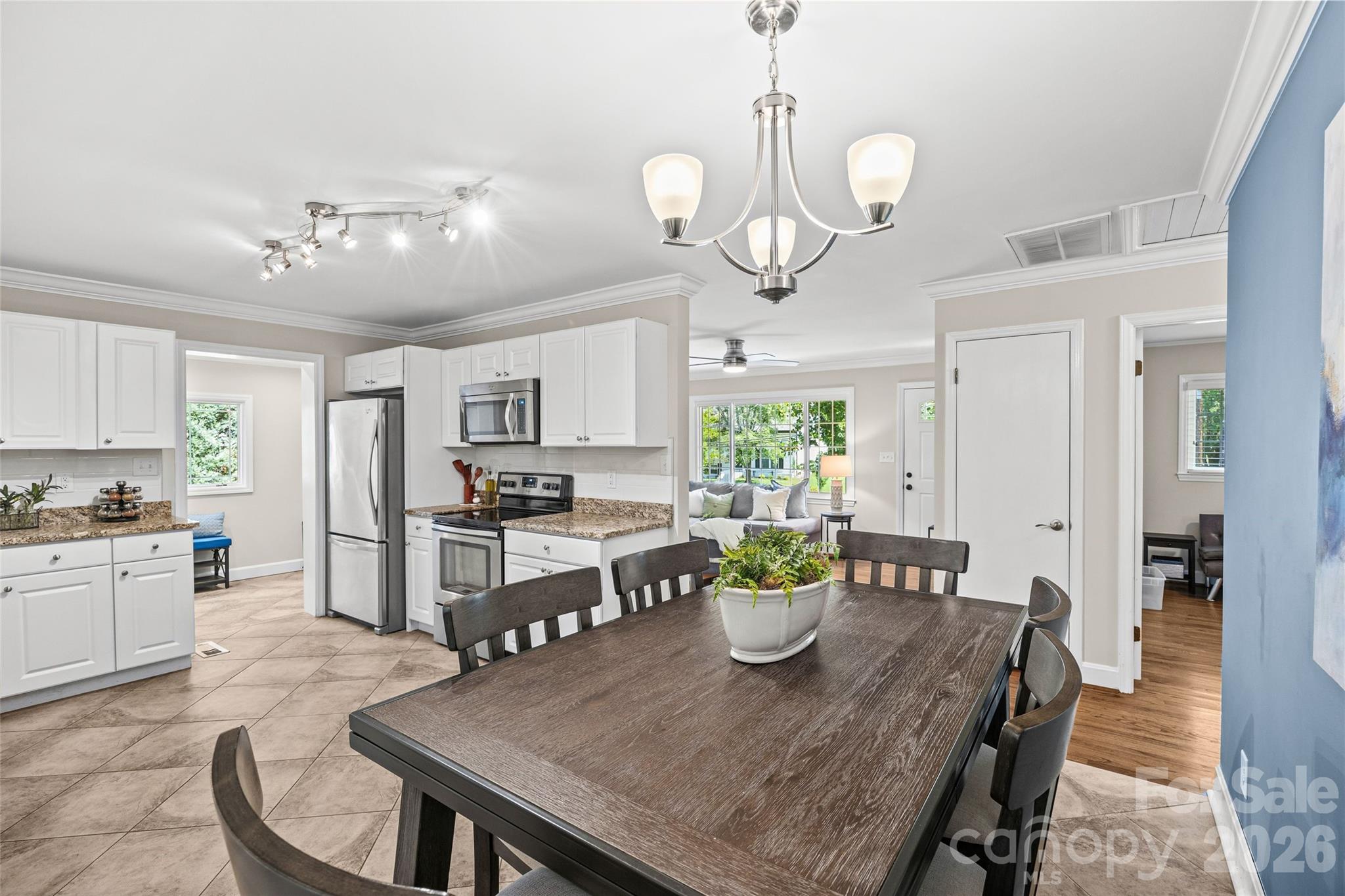 7400 Thorncliff Drive Property Photo 11