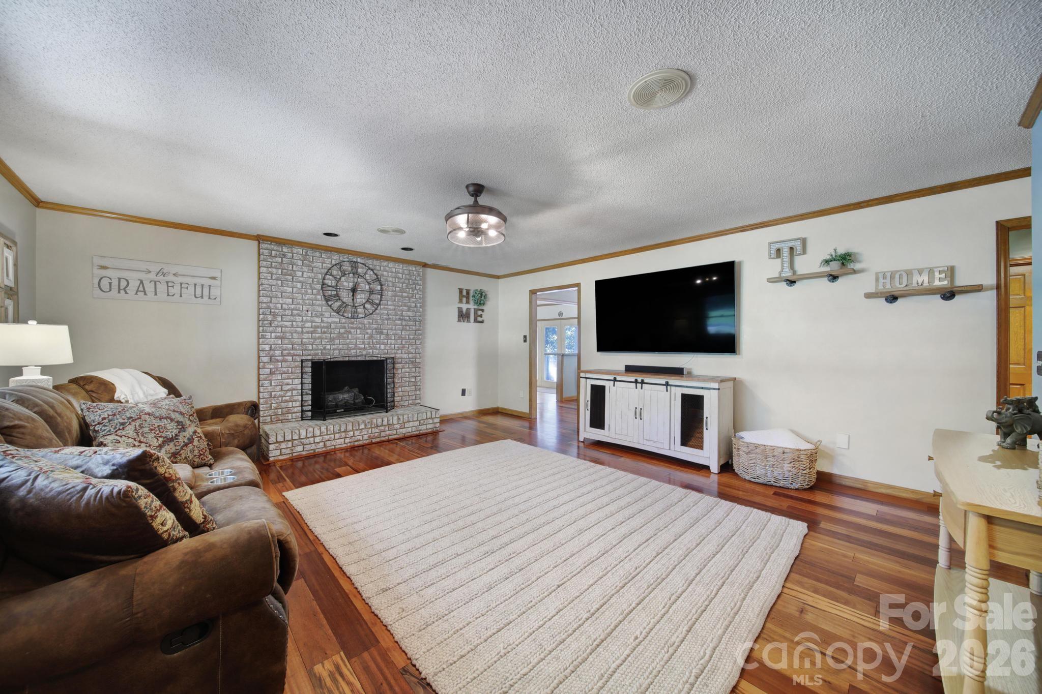 2412 Nancy Lane Property Photo 4