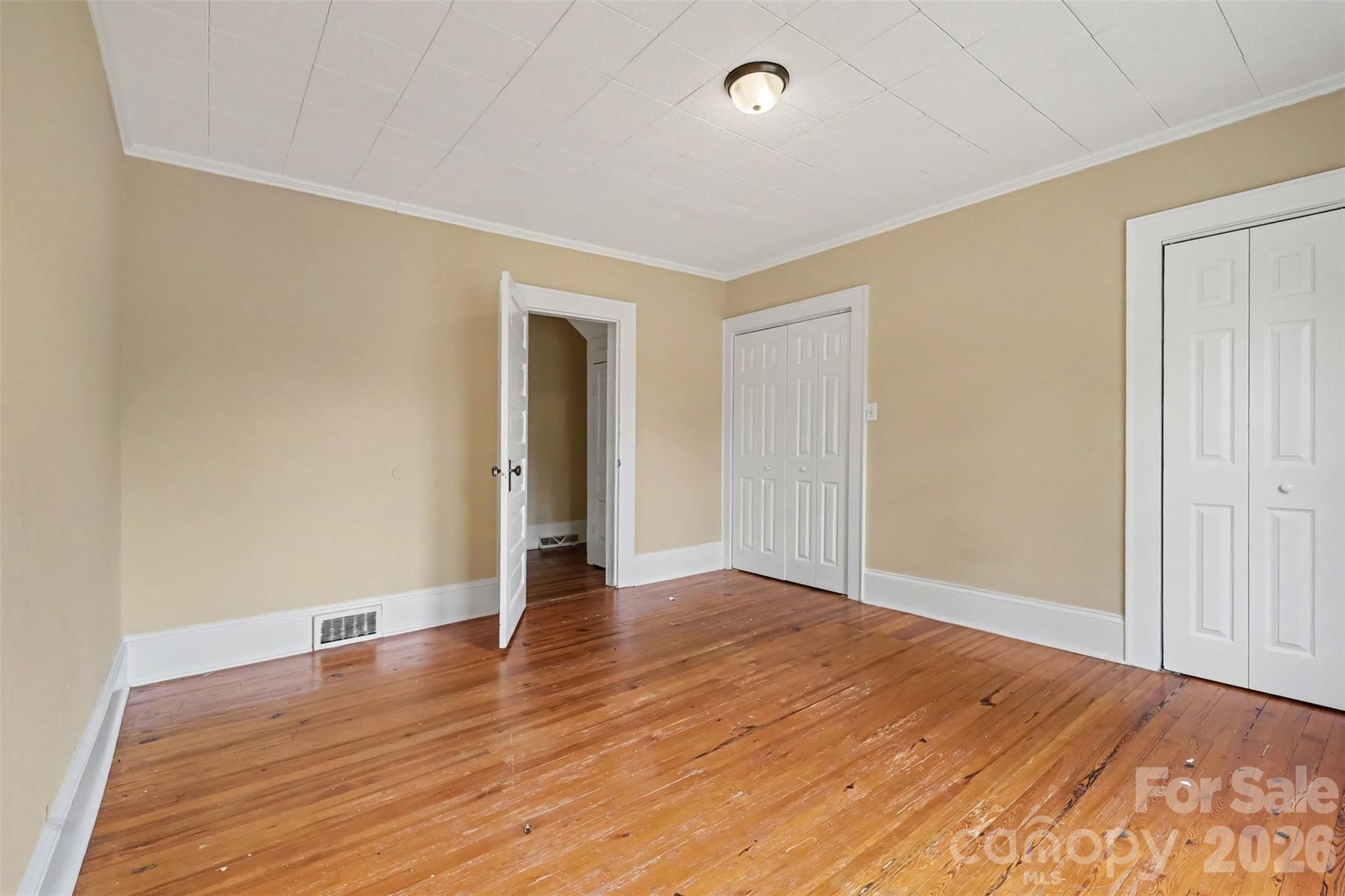 126 E Division Avenue Property Photo 8