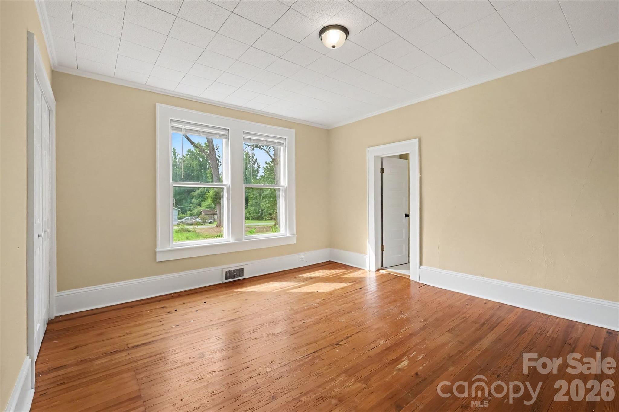 126 E Division Avenue Property Photo 9