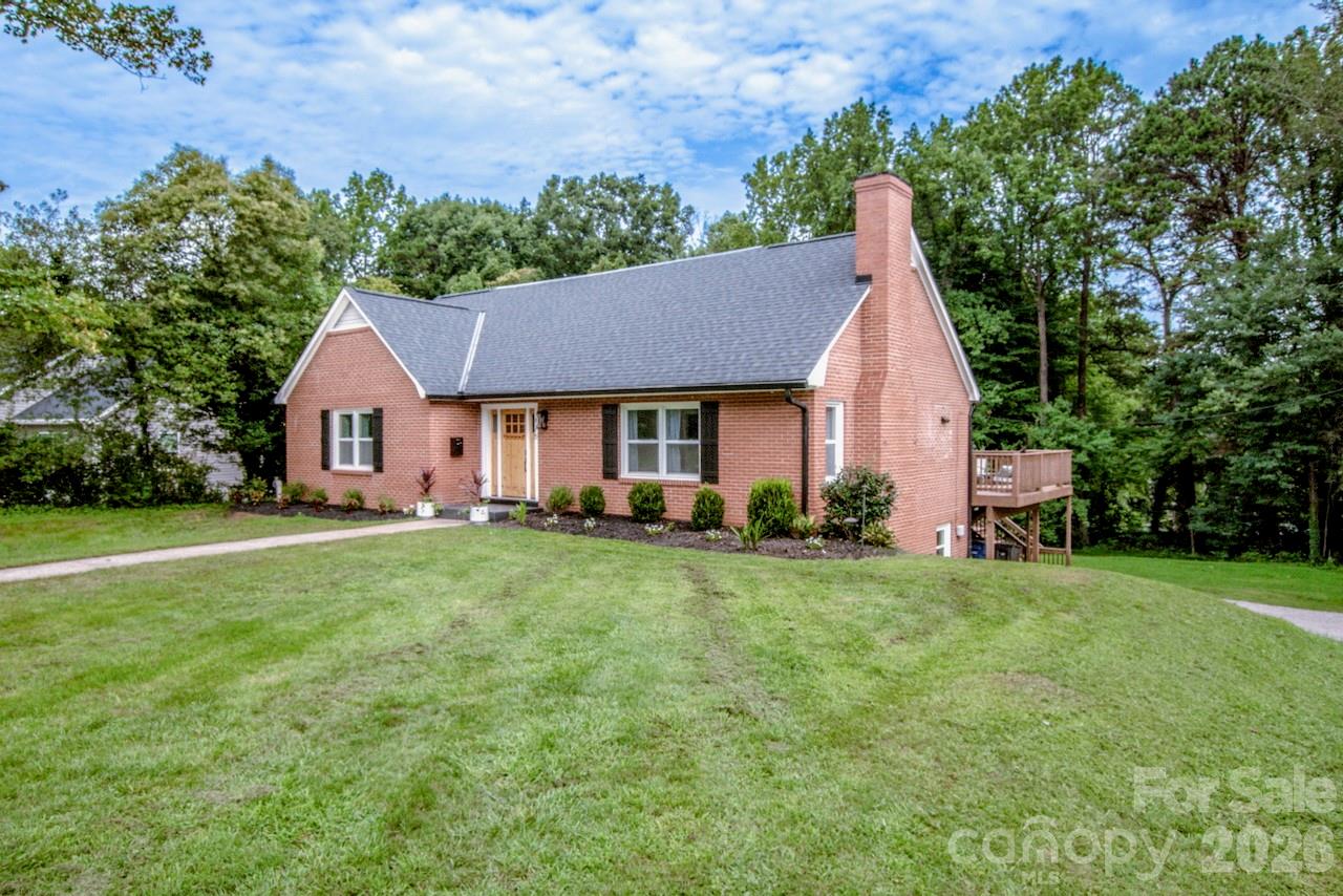 476 Summit Avenue Property Photo 1
