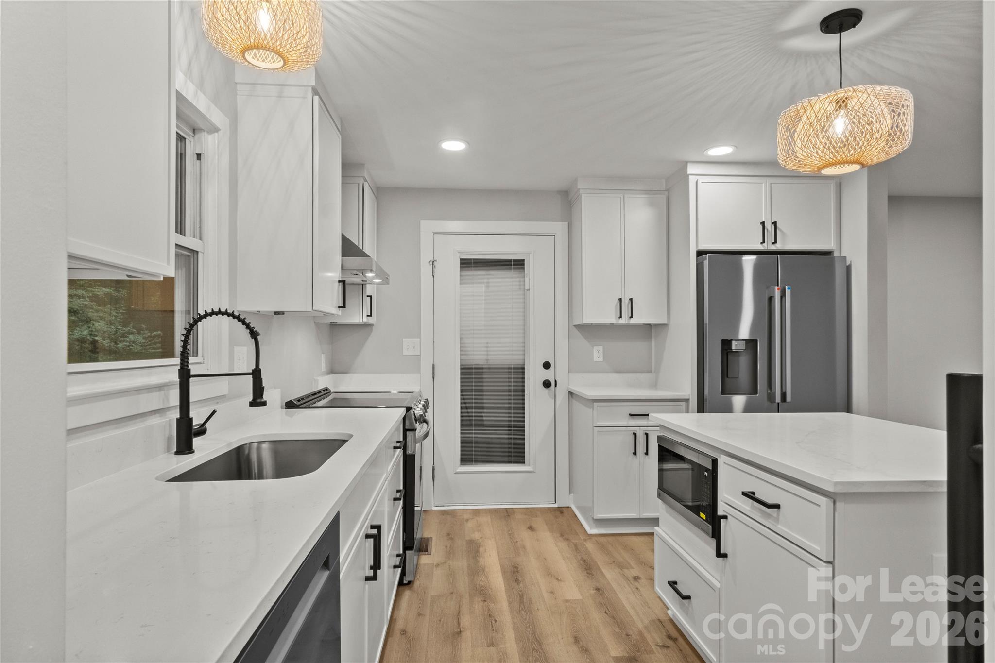 562 Barrington Place Property Photo 6
