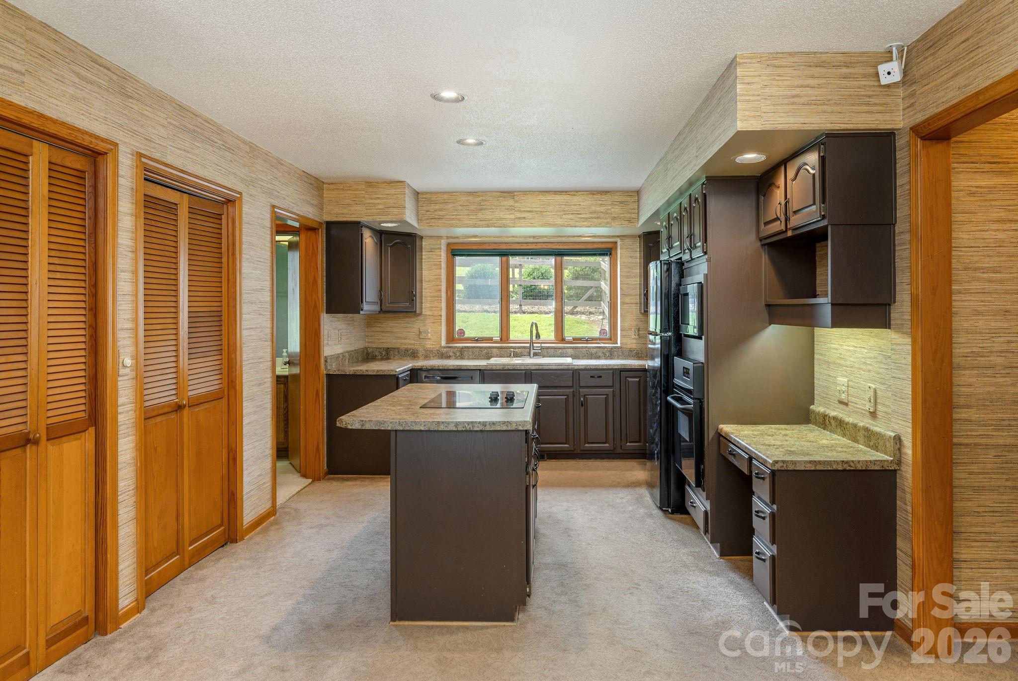 20 Spring Lake Drive Property Photo 11