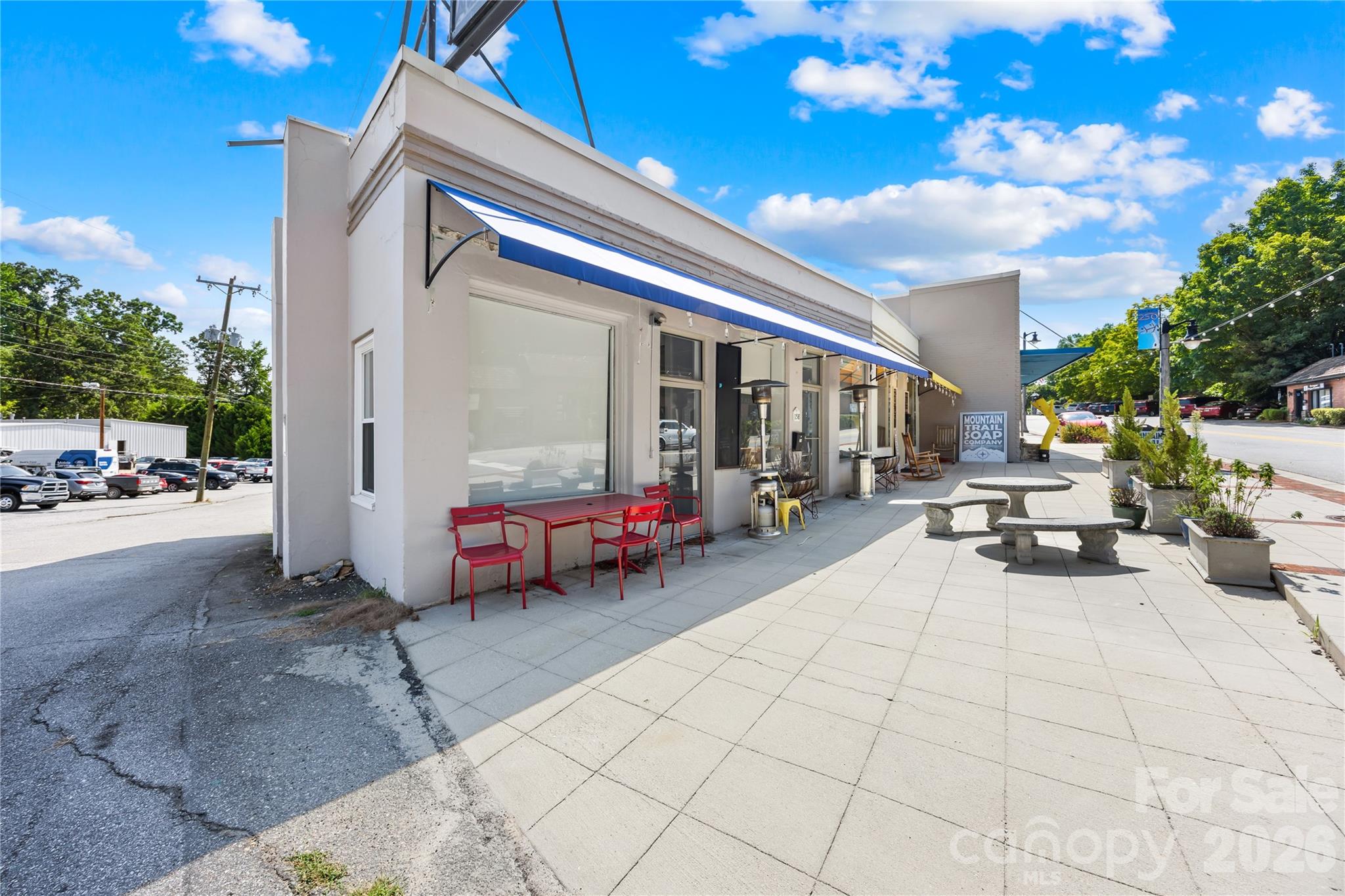 148,152,158 N Trade Street Property Photo 2