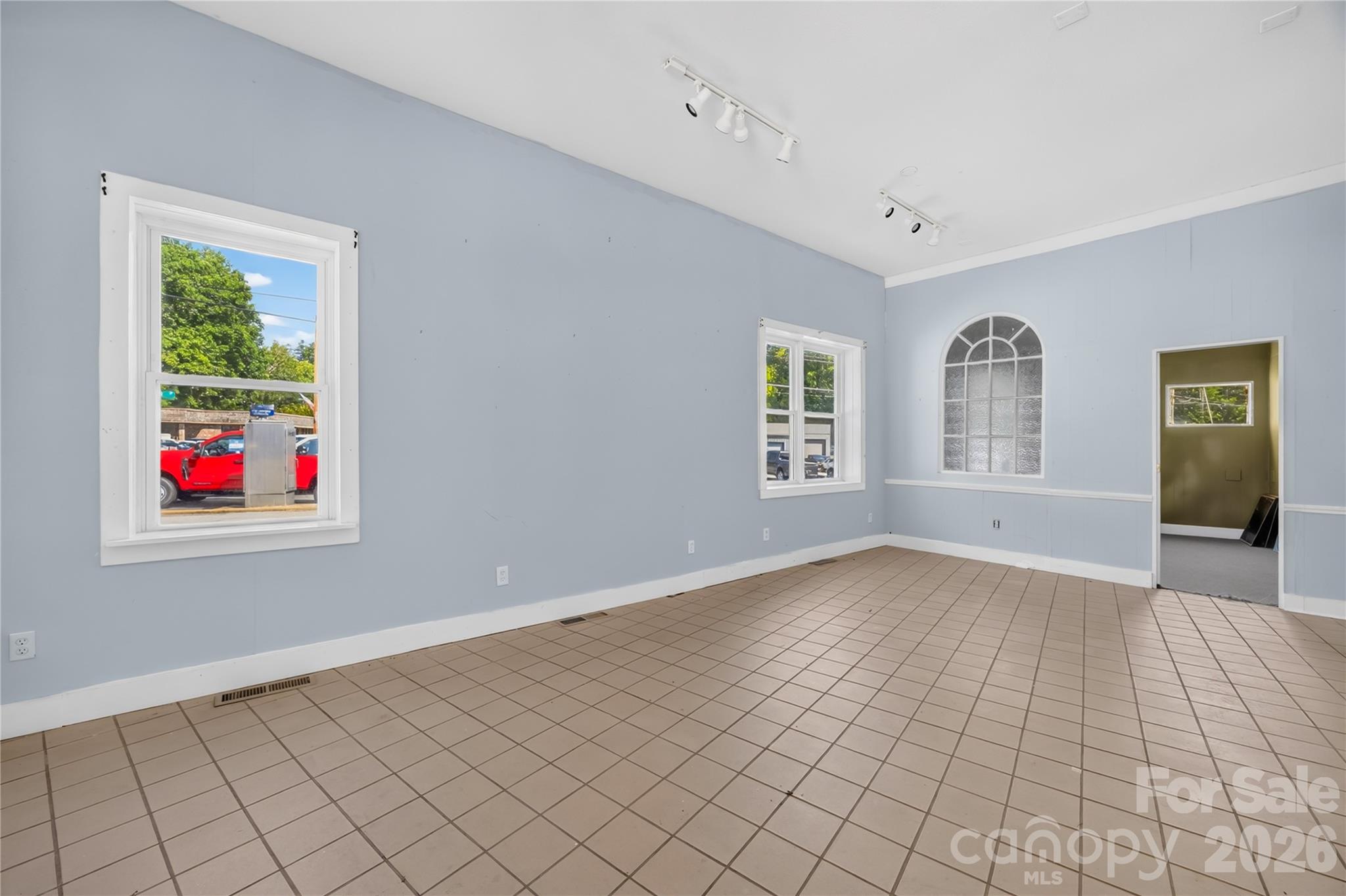 148,152,158 N Trade Street Property Photo 17