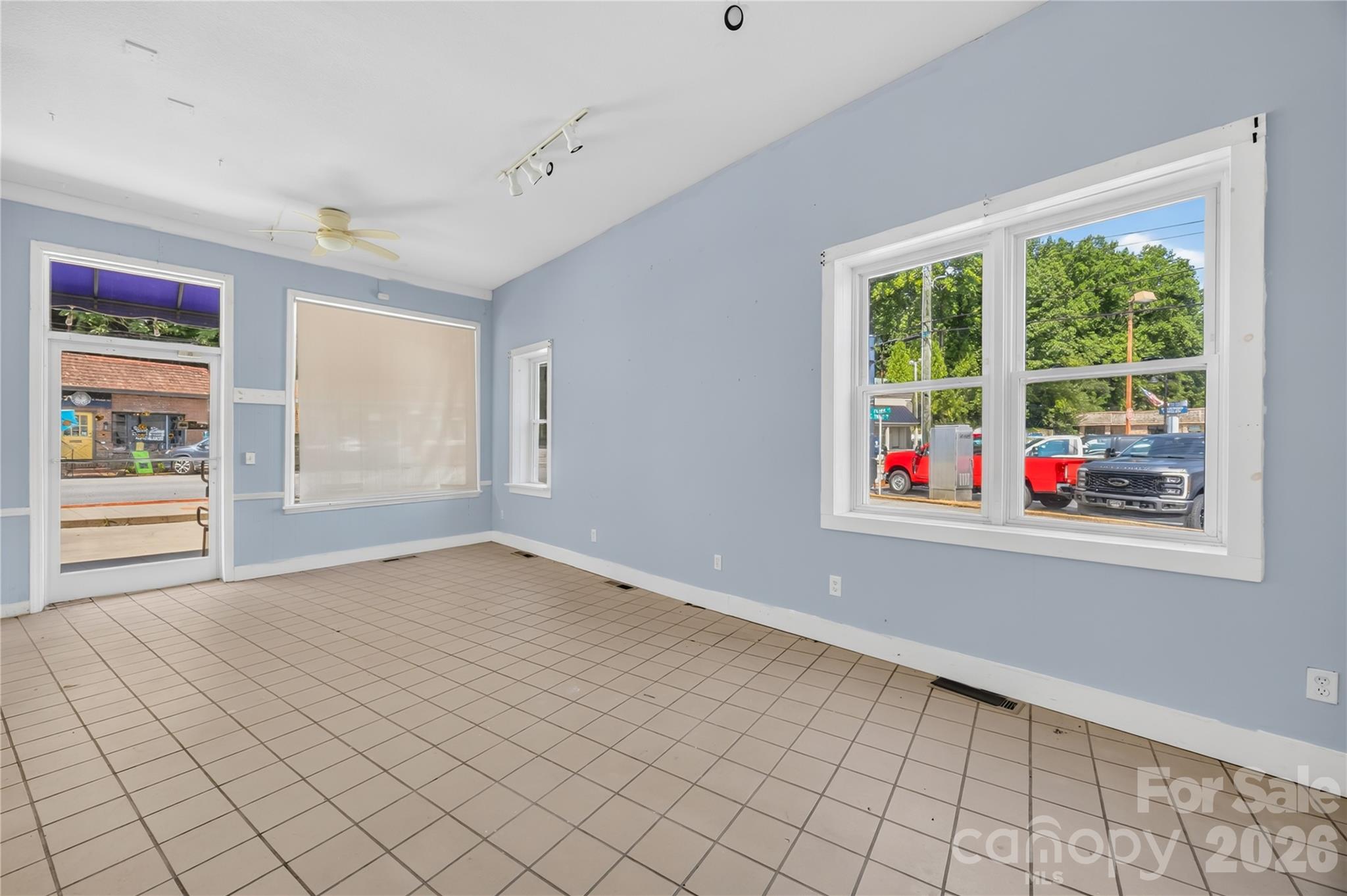 148,152,158 N Trade Street Property Photo 18