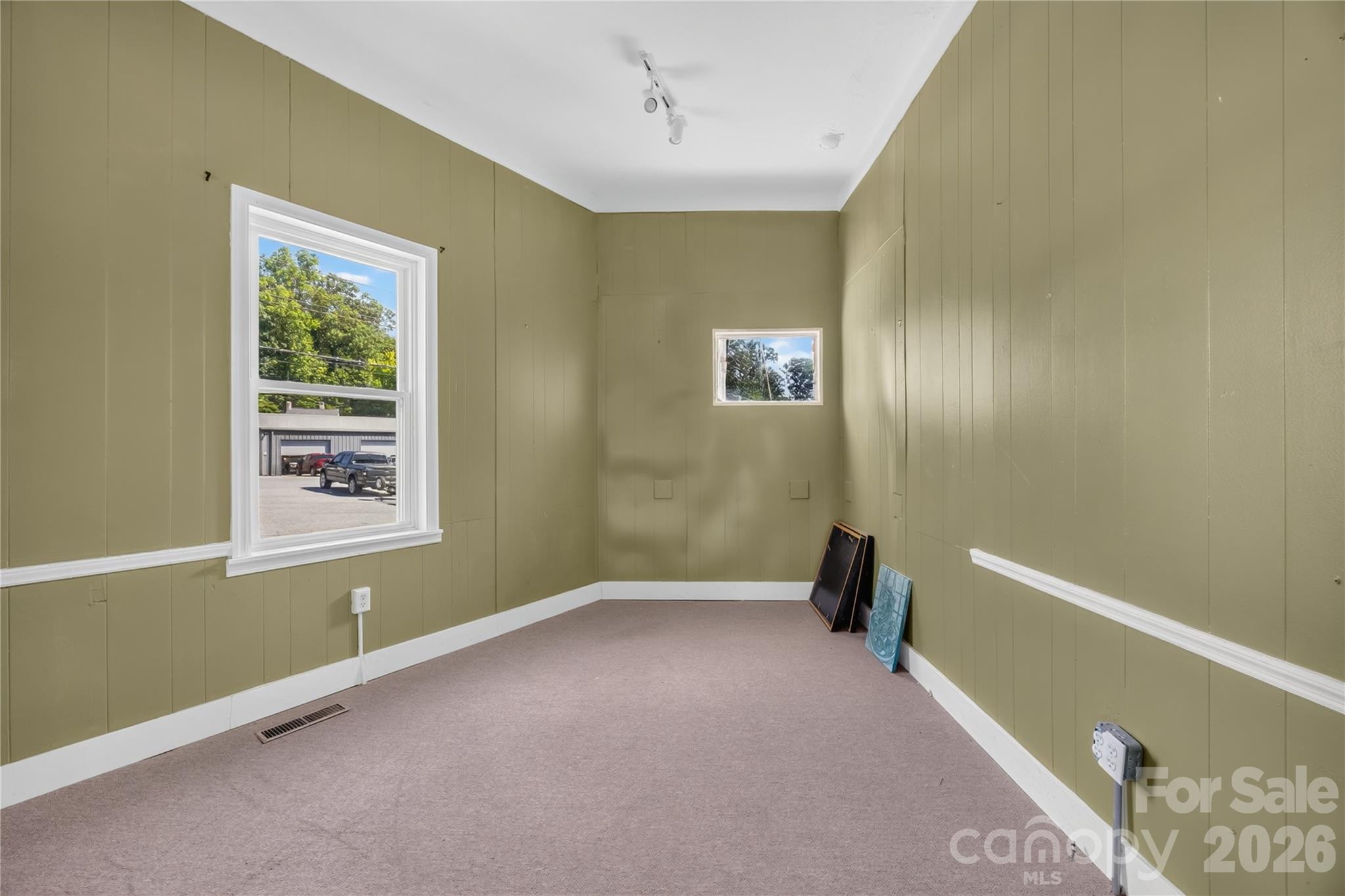 148,152,158 N Trade Street Property Photo 19
