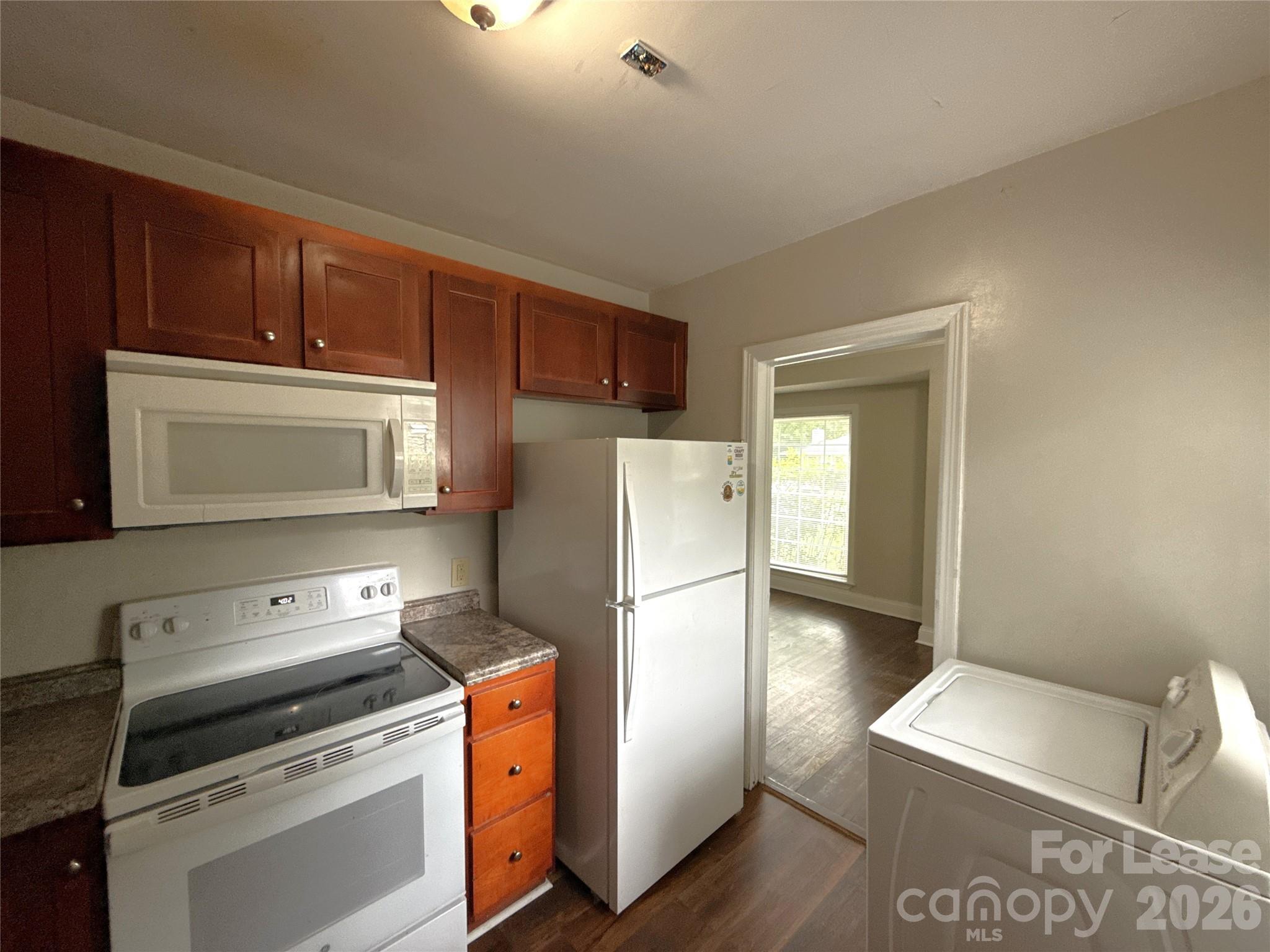 1412 Claridge Lane Property Photo 5