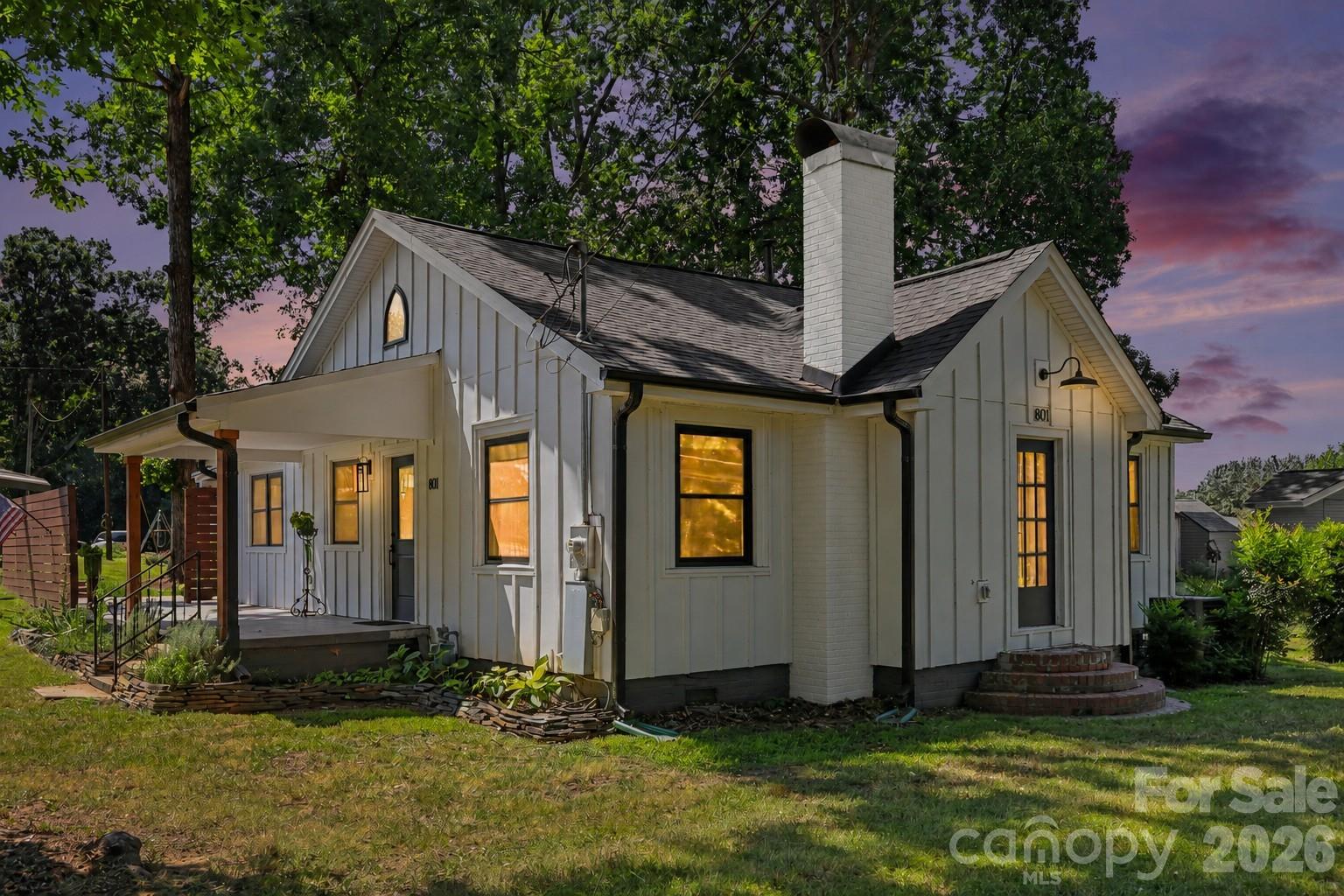 801 W Catawba Avenue Property Photo 1