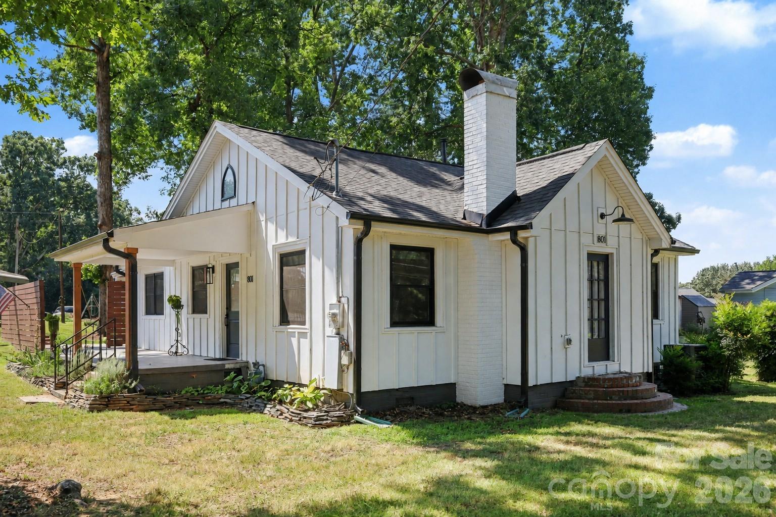 801 W Catawba Avenue Property Photo 2