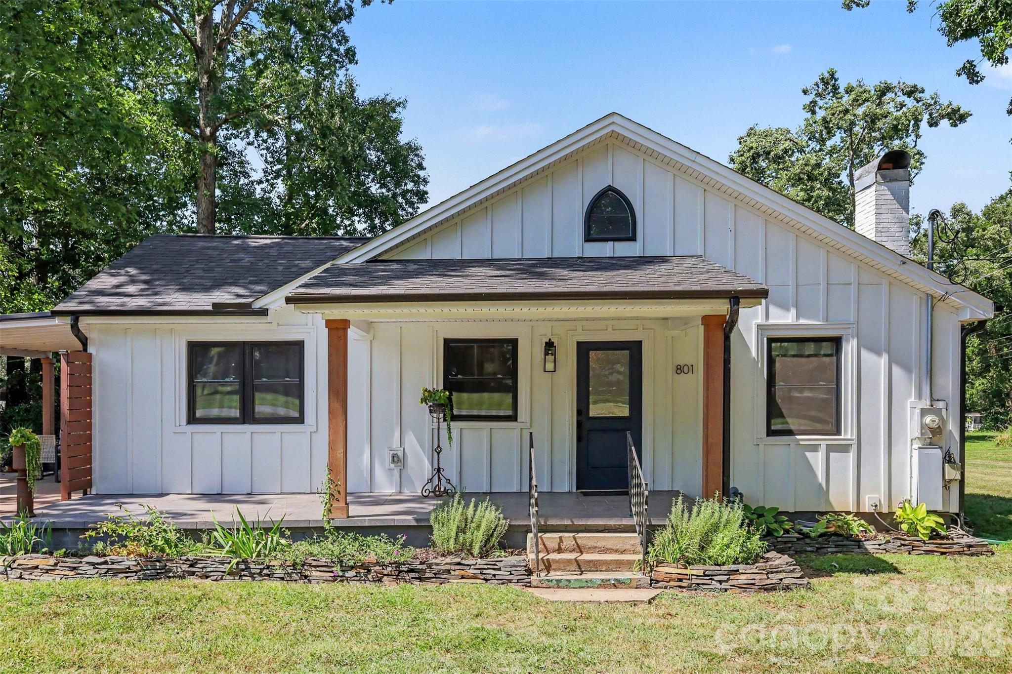 801 W Catawba Avenue Property Photo 3