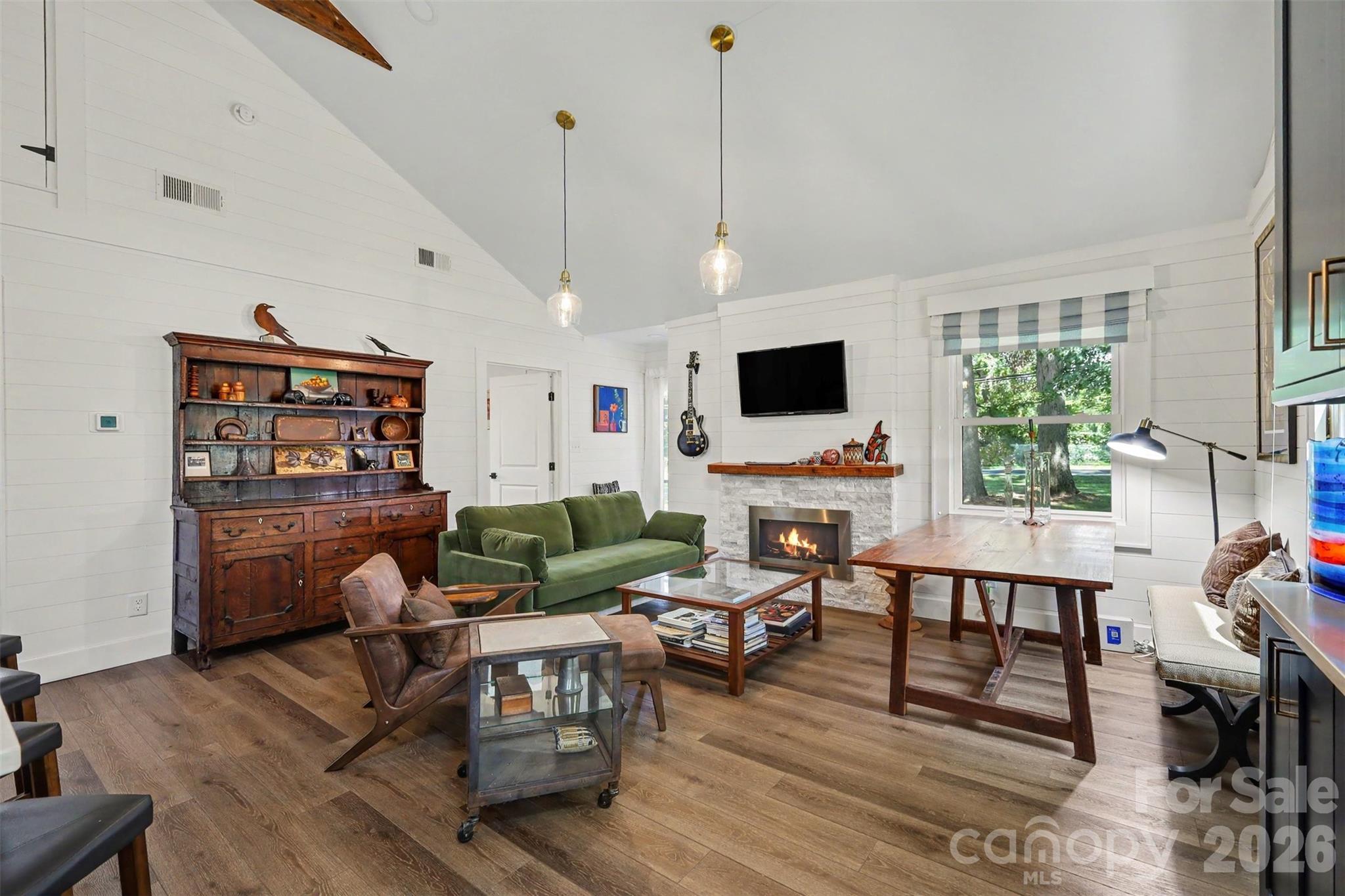 801 W Catawba Avenue Property Photo 4