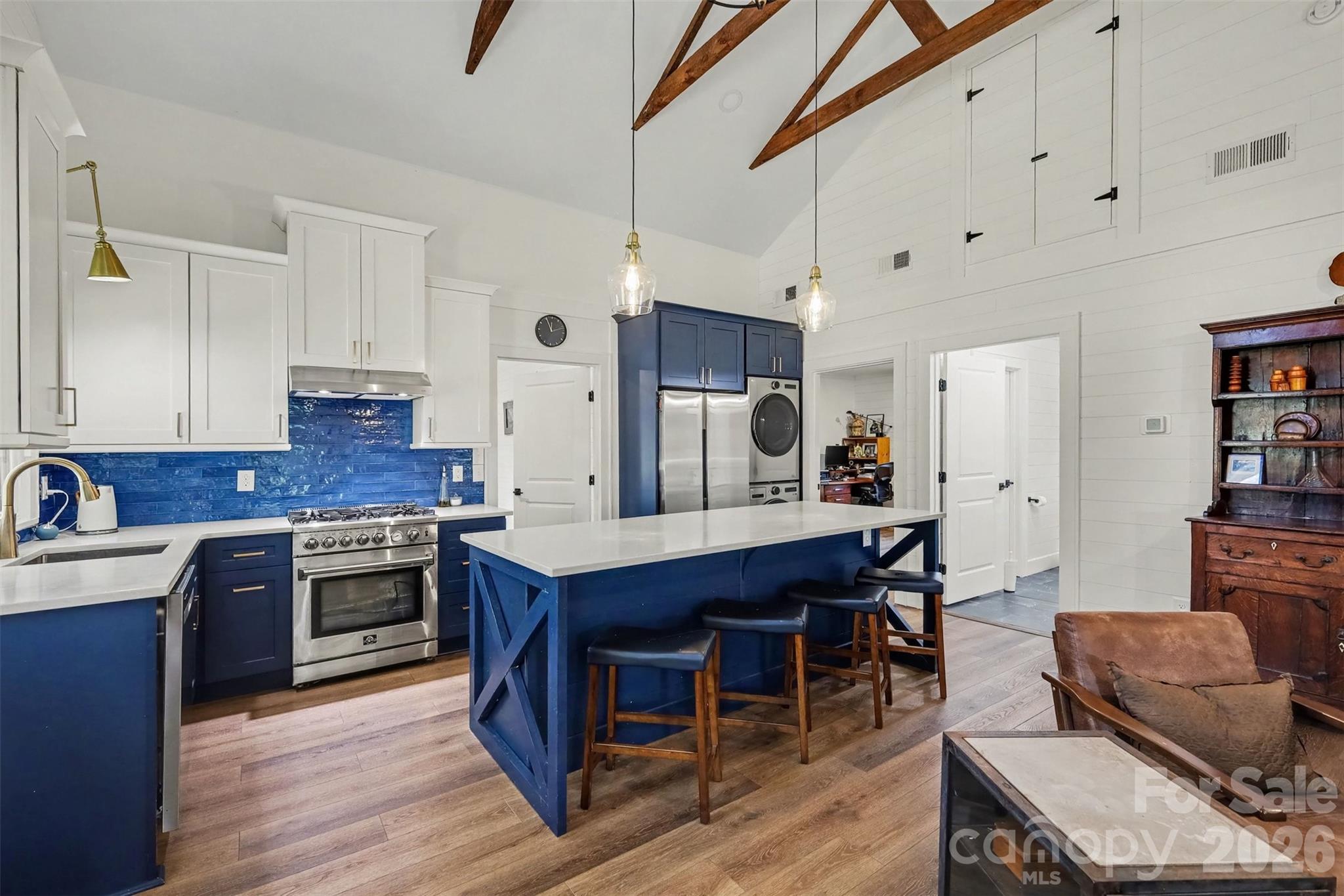 801 W Catawba Avenue Property Photo 8