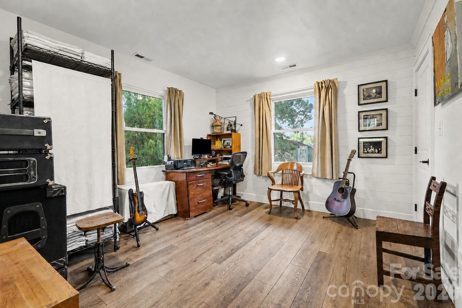 801 W Catawba Avenue Property Photo 13