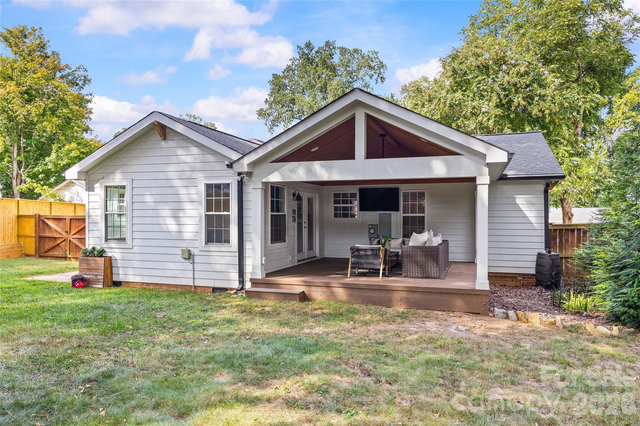 2110 Stratford Avenue Property Photo 6