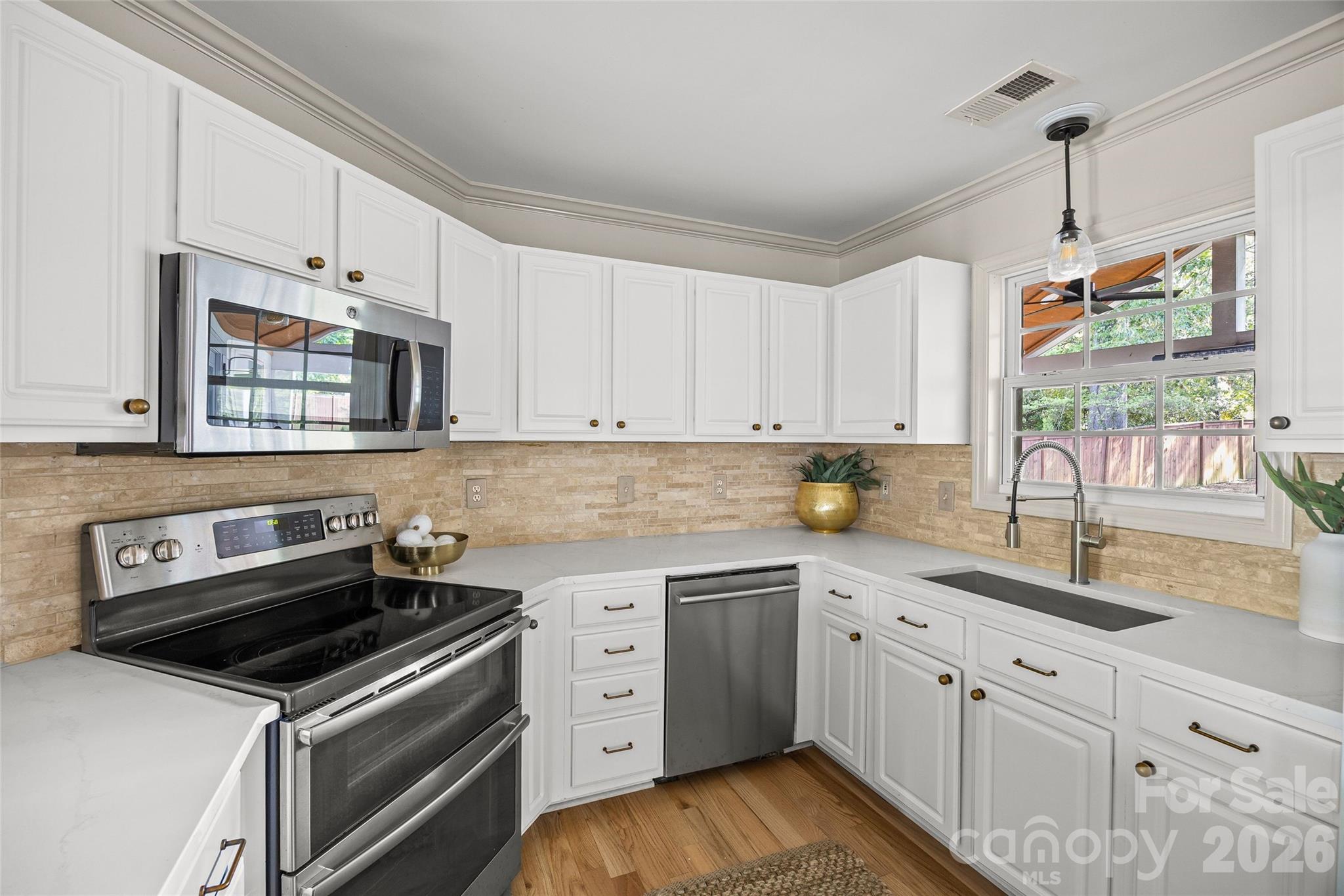 2110 Stratford Avenue Property Photo 13