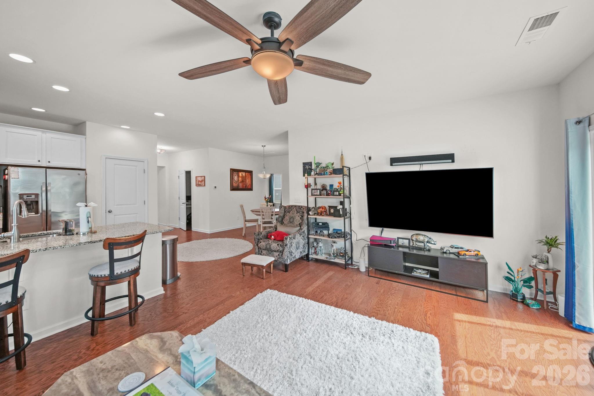 7203 Chrysanthemum Road Property Photo 6