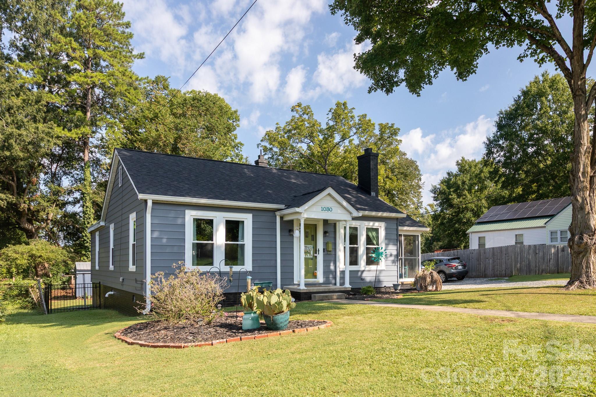 1030 N Jackson Street Property Photo 2