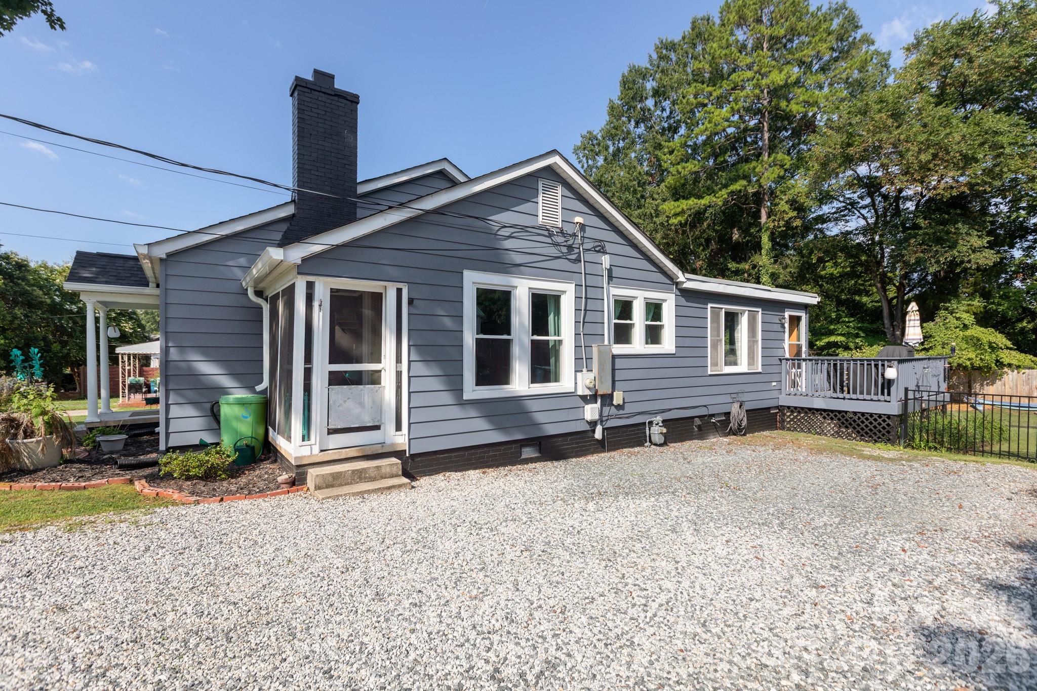 1030 N Jackson Street Property Photo 3