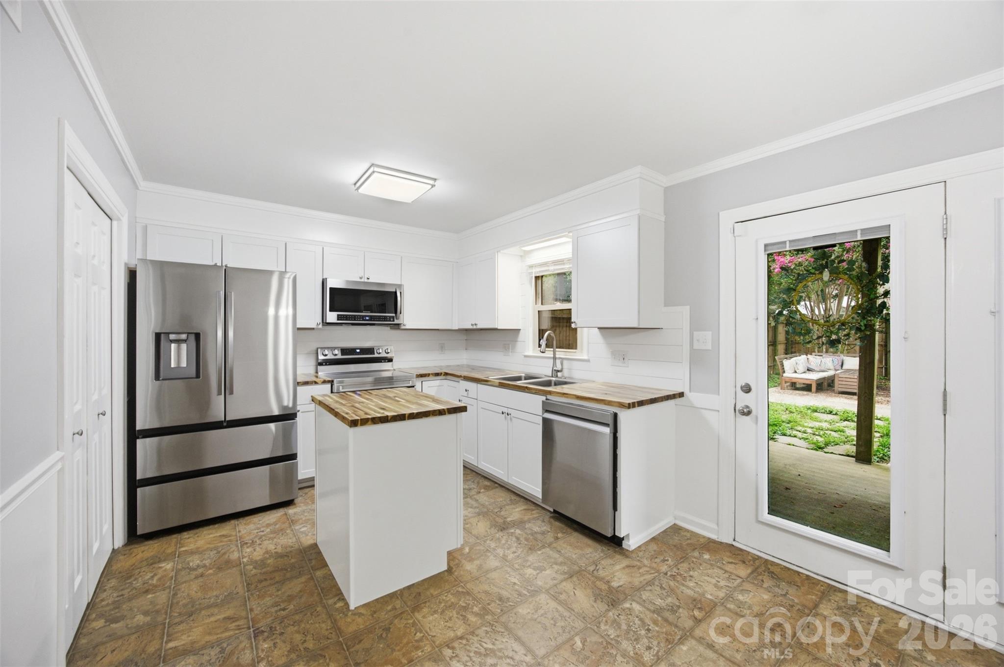 1228 Oakwood Avenue B Property Photo 8