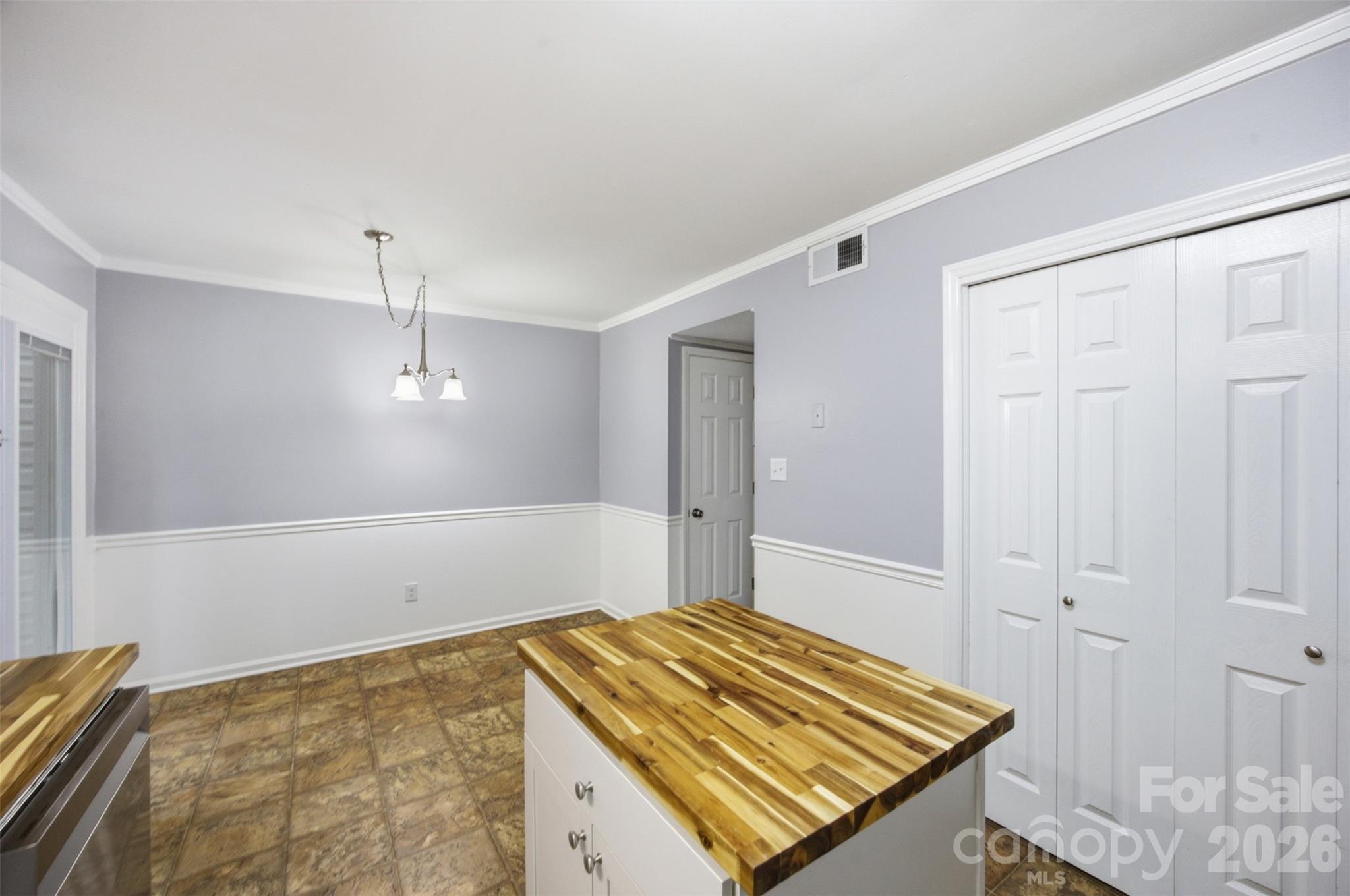 1228 Oakwood Avenue B Property Photo 9