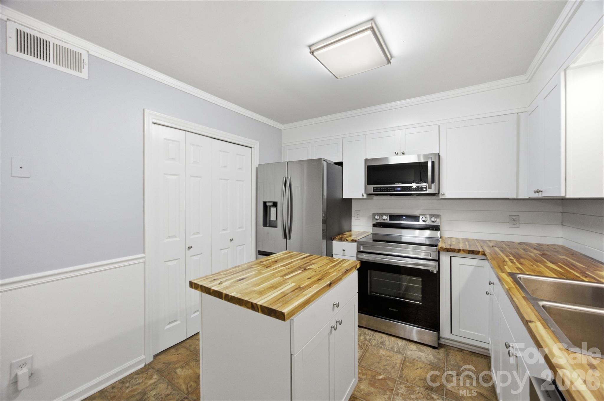 1228 Oakwood Avenue B Property Photo 13