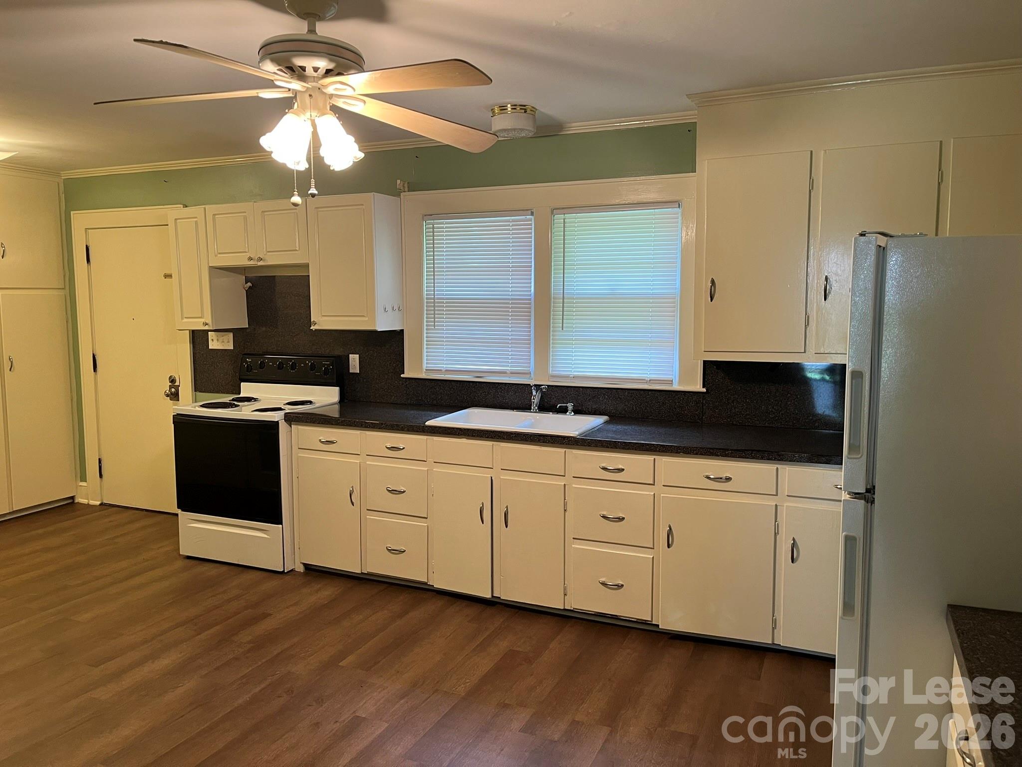 1049 E Main Street Property Photo 5